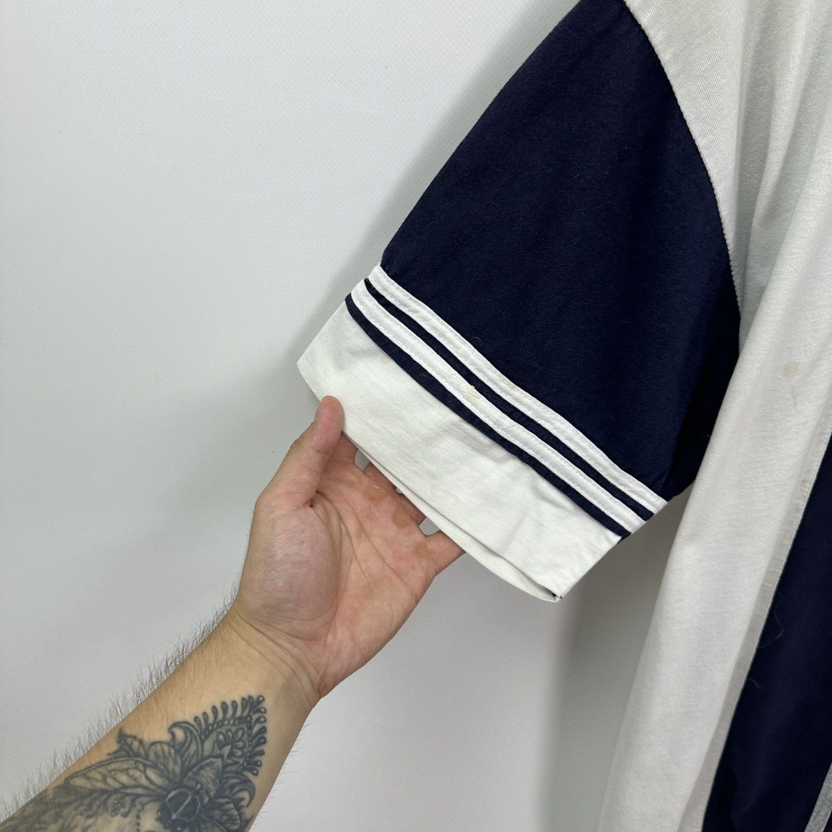 Tommy Hilfiger Vintage 90s Tommy Hilfiger Embroidered logo tee y2k hype og Size US L / EU 52-54 / 3 - 5 Thumbnail