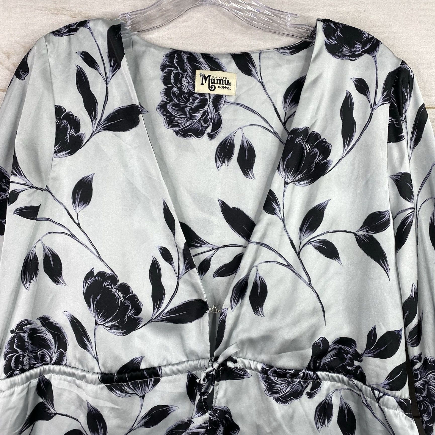 Show Me Your MuMu VINTAGE Show Me Your MuMu Romper Shirt Womens XS Silver Satin Floral Long Sleeve V Neck Bohemian 90s Theme Girls/Adults? Size XS / US 0-2 / IT 36-38 - 2 Thumbnail