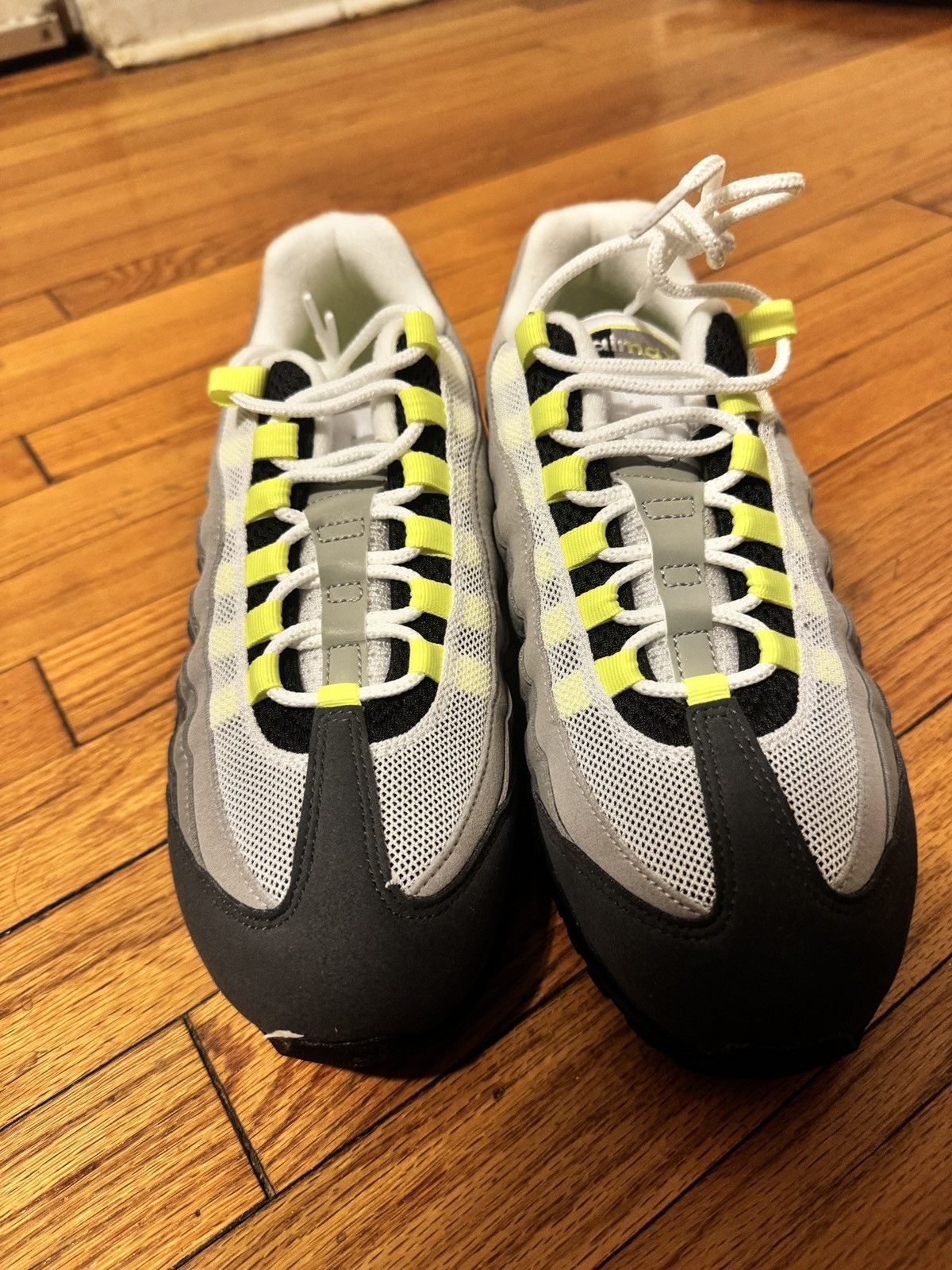 Nike Nike Air Max 95 Neon Size US 8.5 / EU 41-42 - 3 Thumbnail