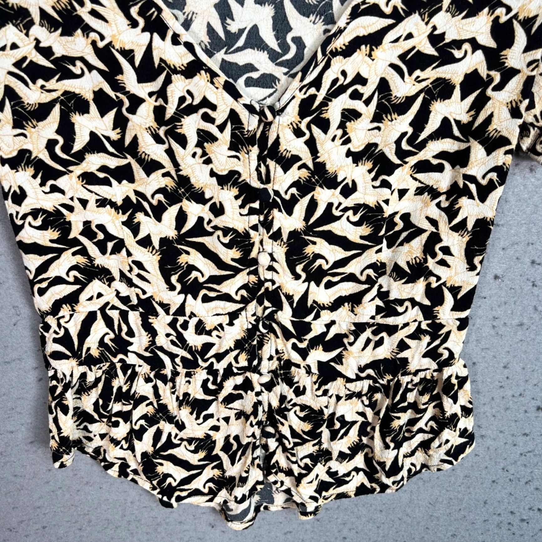 Vintage Kimchi Blue Womens Black & Beige Bird Print Ruched Button Front Top Small Blouse Shirt Womens S Black Bird Print Ruched Button Front Top 90s Logo? Size S / US 4 / IT 40 - 6 Thumbnail