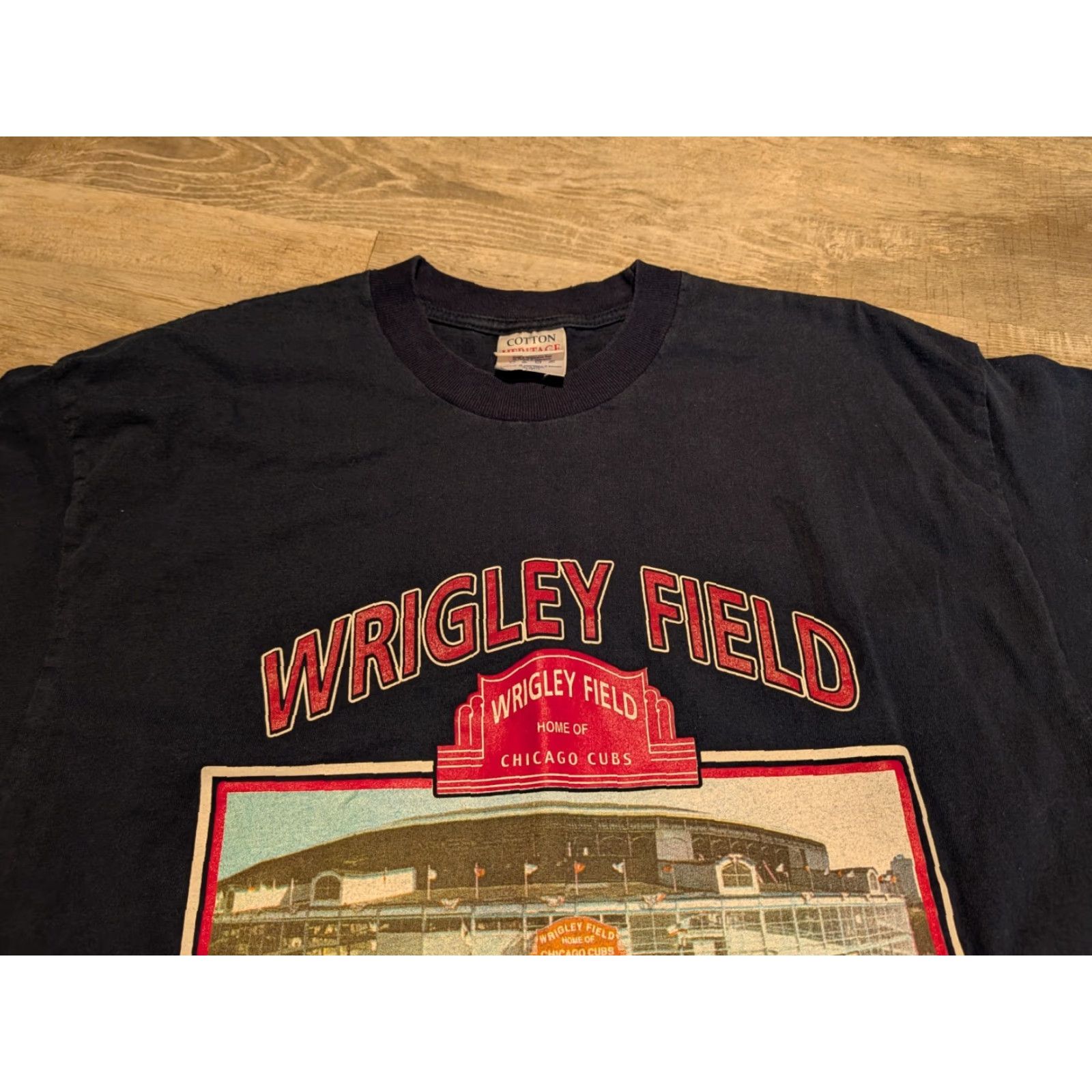 Vintage VINTAGE Chicago Cubs T-Shirt Stadium Wrigley Field - Cotton Heritage XL Blue Crew Neck Short Sleeve Men’s 90s Sports Baseball Graphic Print EUC Size US XL / EU 56 / 4 - 3 Thumbnail