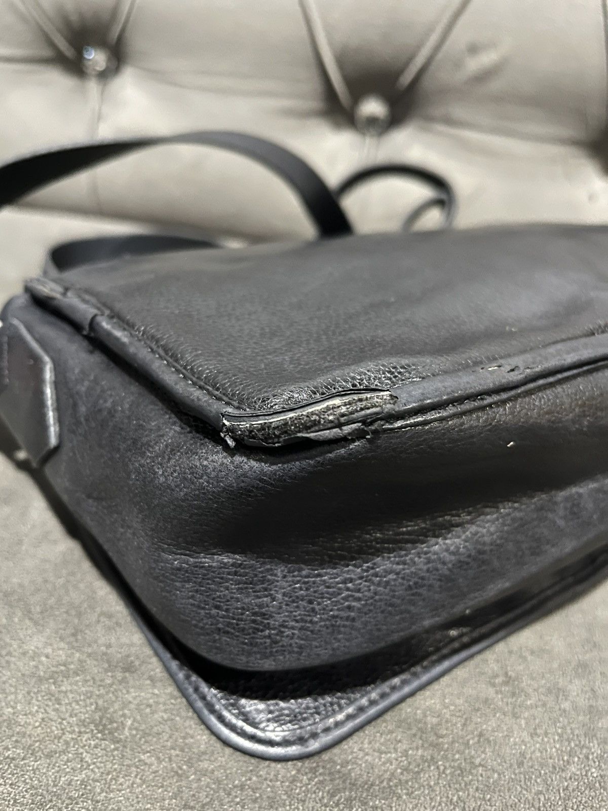 Yves Saint Laurent Authentic Yves Saint Laurent logo stitch shoulder bag Size ONE SIZE - 10 Thumbnail