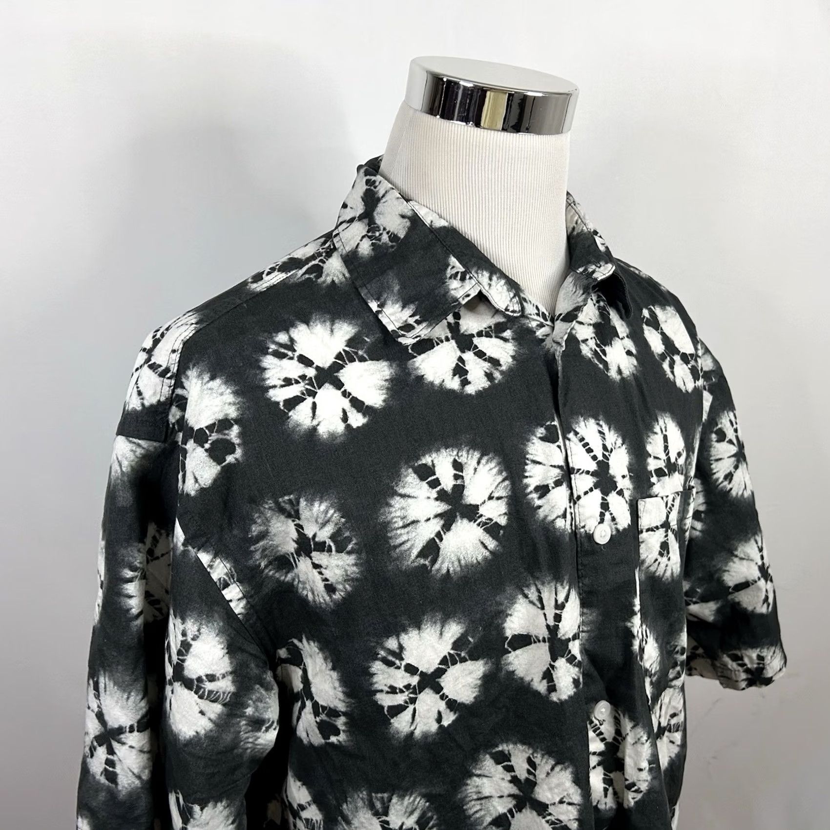 H&M H&M XL Relaxed Fit Hawaiian Shirt Tie Dye Black White Sand Dollar Short Sleeve Shirt Mens Size US XL / EU 56 / 4 - 2 Thumbnail