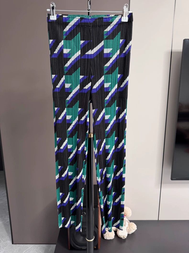 Issey Miyake Issey Miyake size:2 Black and green checkered pleated pant Size 23" - 1 Thumbnail