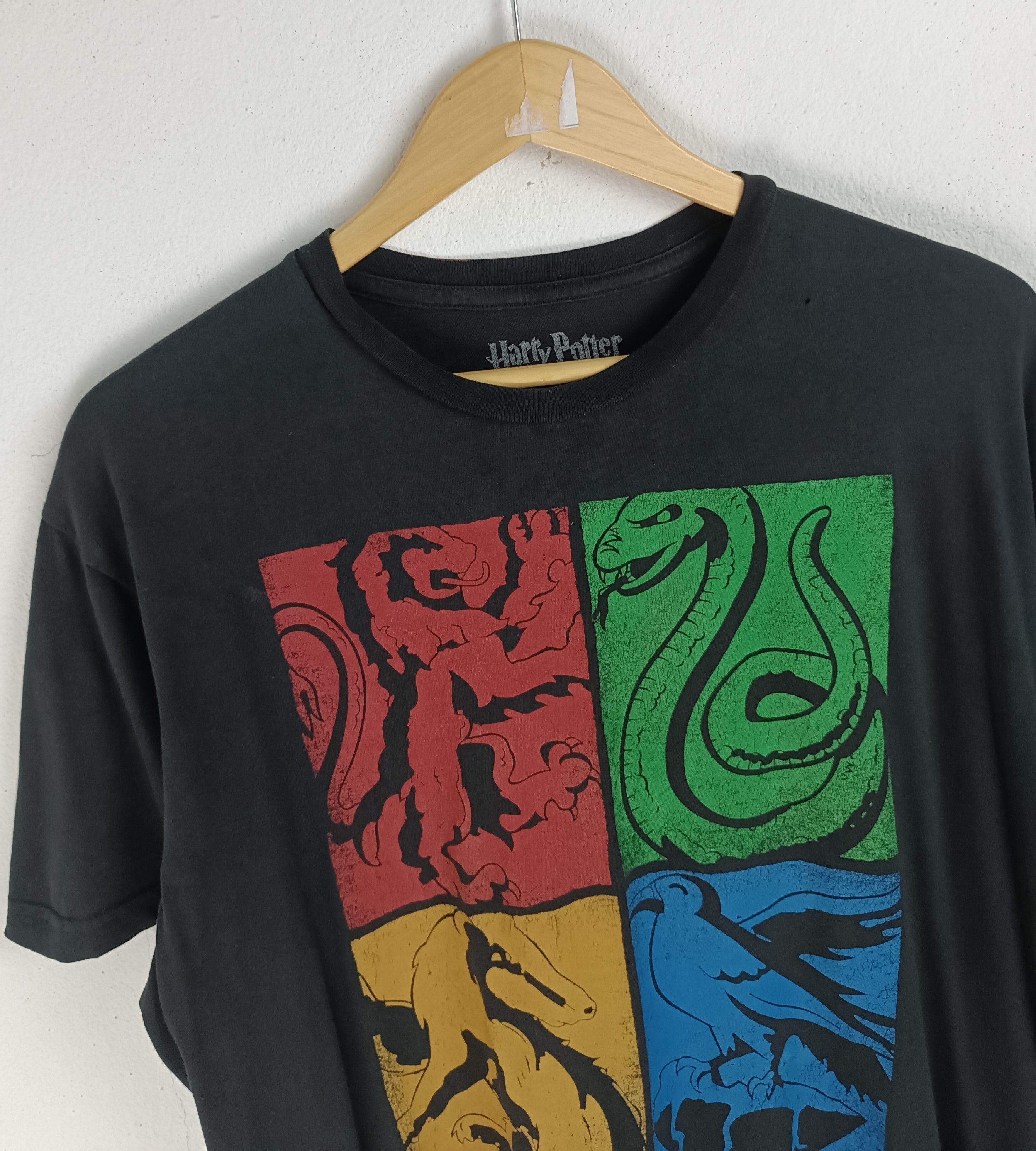 Vintage THRASHED FADED VINTAGE HARRY POTTER HOUSES TEE GRYFFINDOR Size US L / EU 52-54 / 3 - 5 Thumbnail