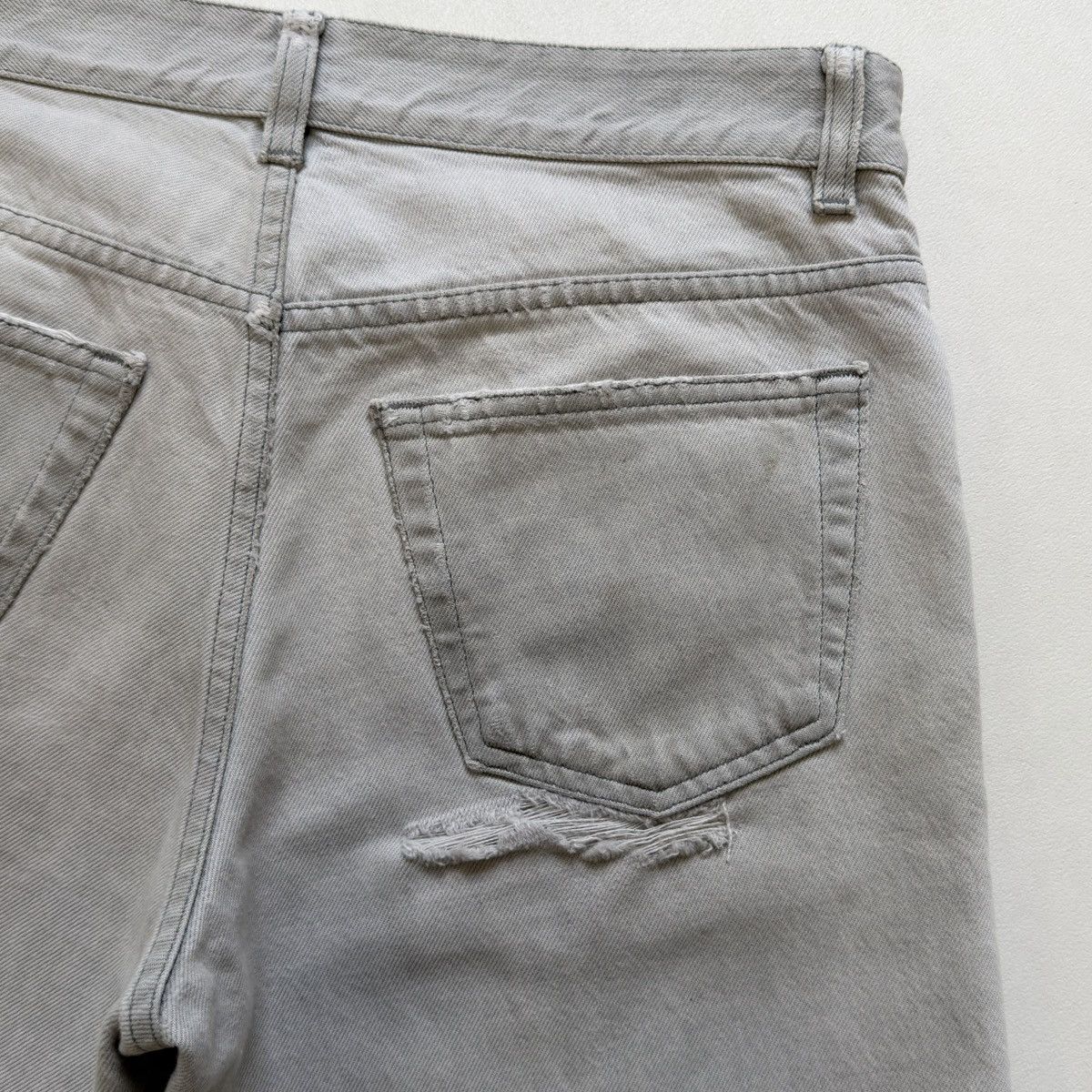 Helmut Lang OG ‘Thrashed’ Gray Cut Off Jean Shorts Size US 32 / EU 48 - 17 Thumbnail