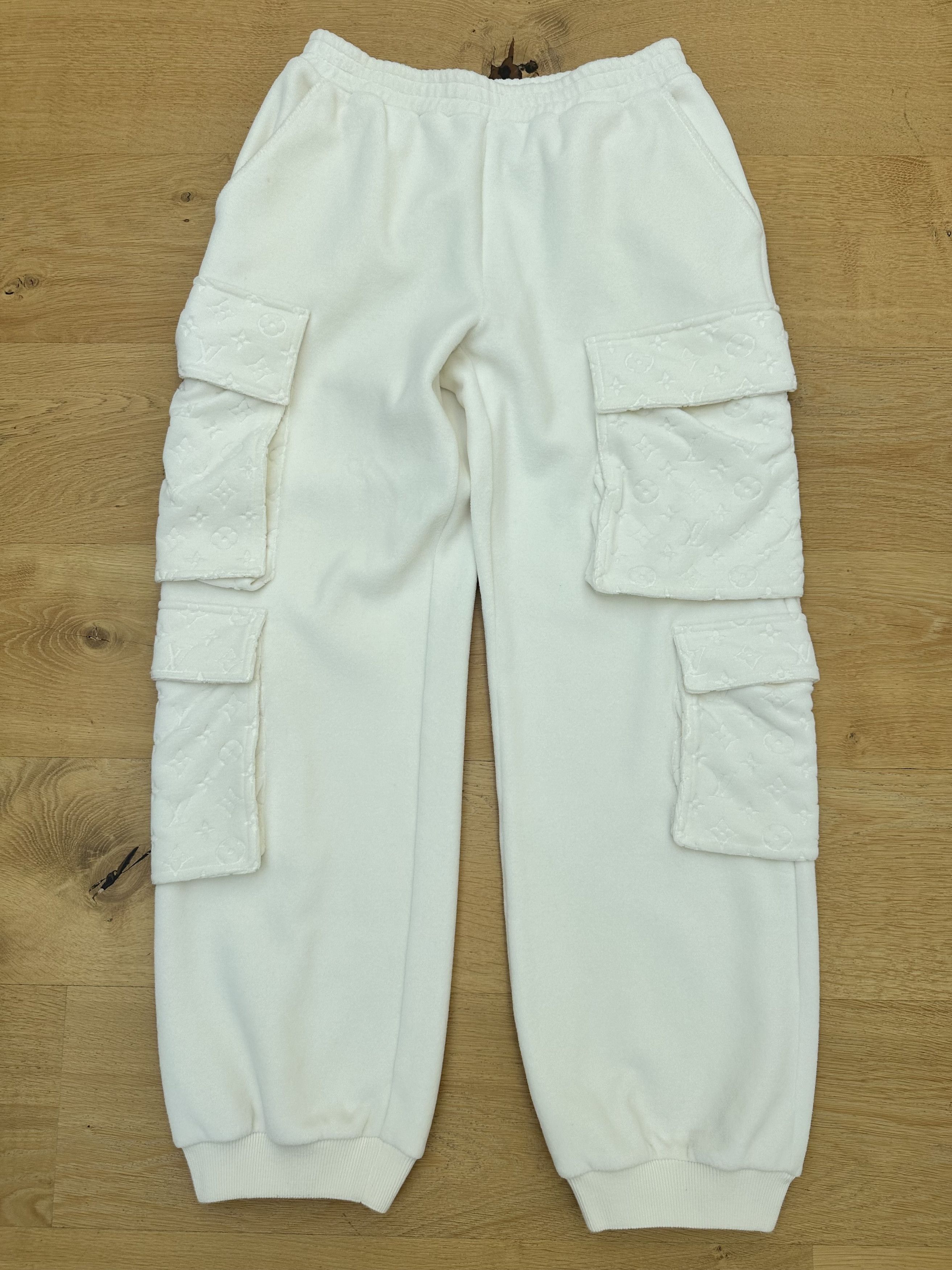 Louis Vuitton LOUIS VUITTON velour white cargo sweatpants by Virgil Abloom Size US 30 / EU 46 - 1 Thumbnail