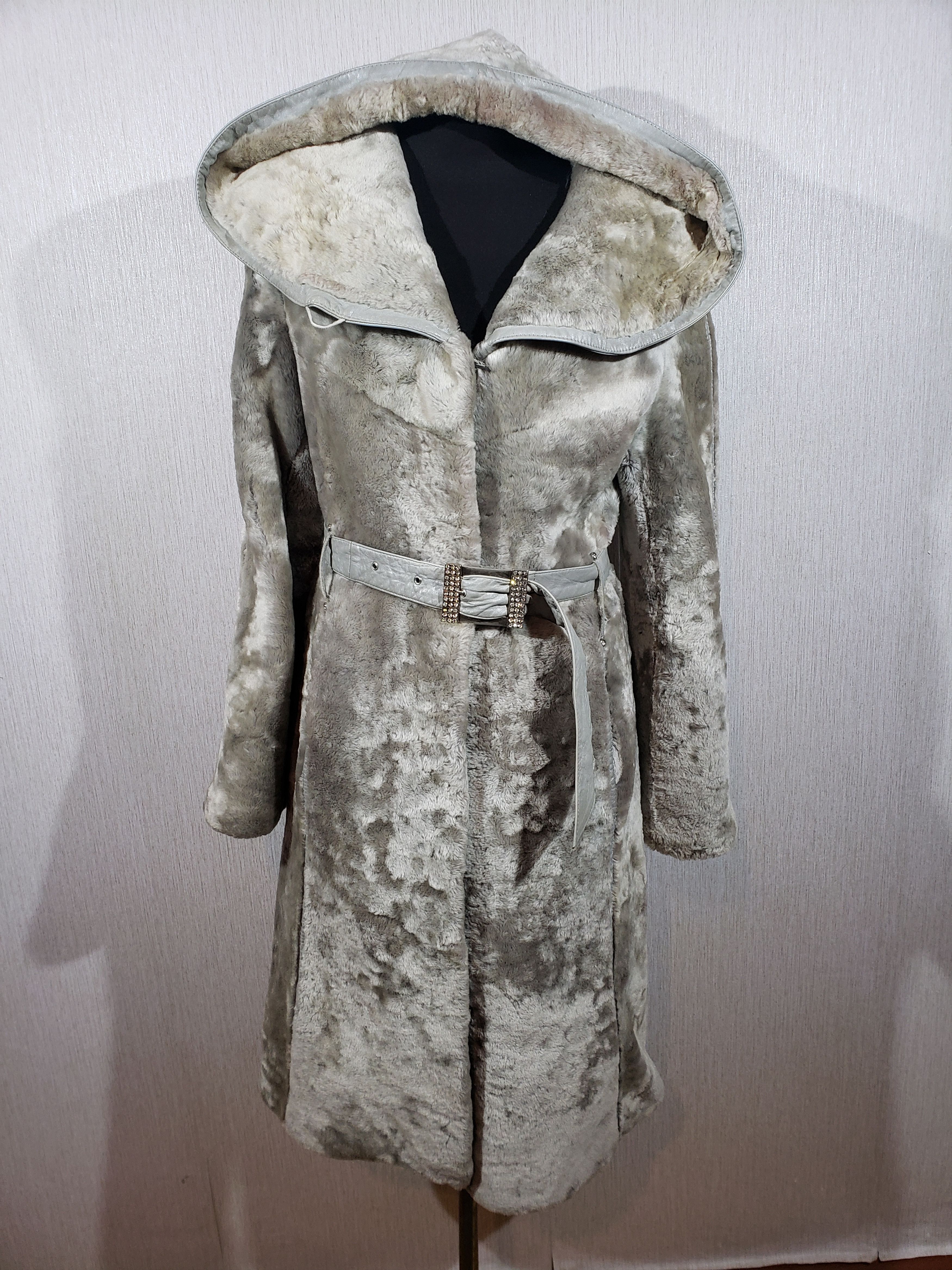 Other onderful women's sheepskin coat with a luxurious fur hood. Size L / US 10 / IT 46 - 1 Thumbnail