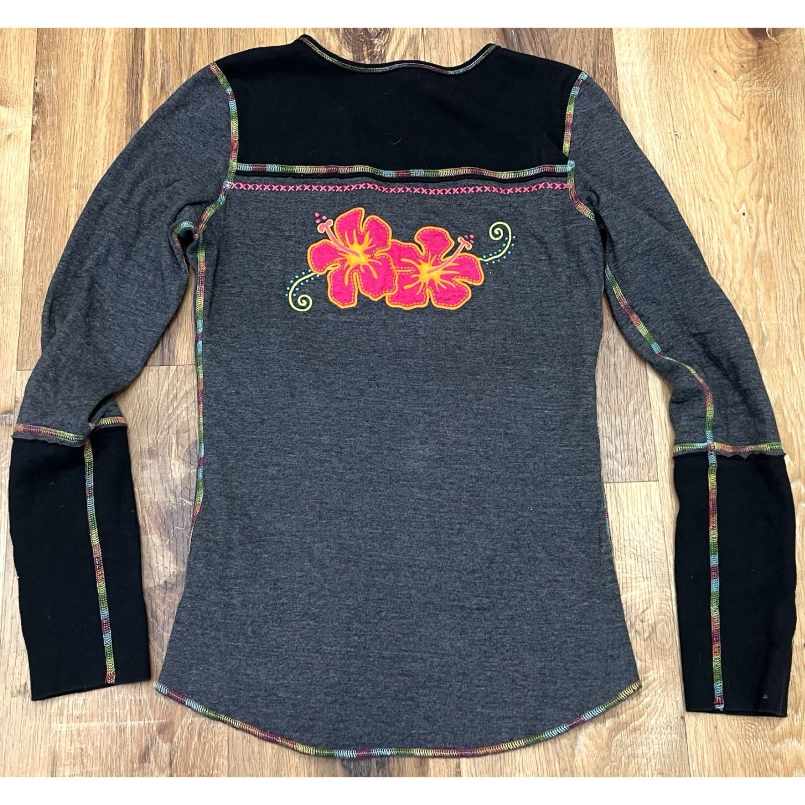 Vintage VINTAGE Alp N Rock Edelweiss Grey Black Embroidered Floral Henley Shirt XS / S Size XS / US 0-2 / IT 36-38 - 3 Thumbnail