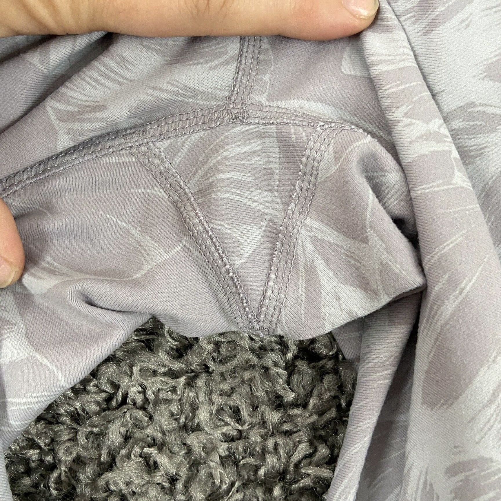 Vintage Women’s 2XL Activewear Yoga Pants Gray Floral Pattern Pants Womens 2XL Activewear Compression Yoga Floral Gray White Size 40" / US 18 - 5 Thumbnail