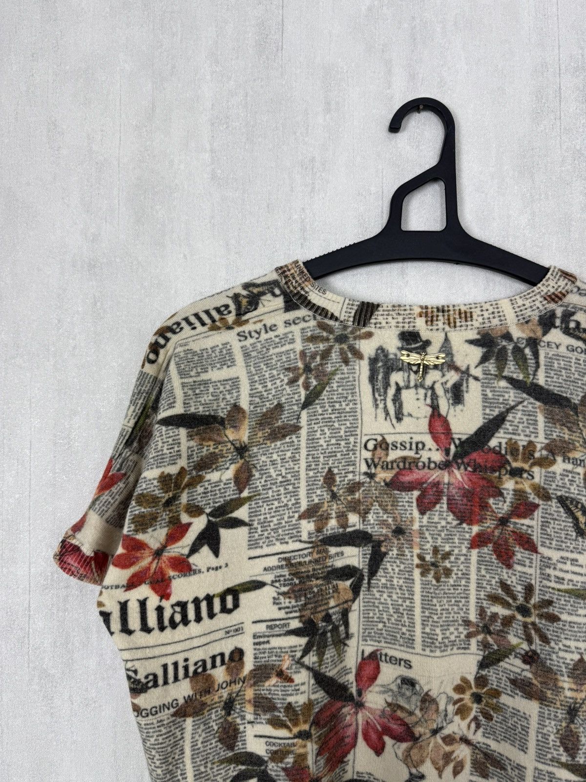 John Galliano John Galliano Newspaper Floral Print V-Neck Wool T-Shirt Size M / US 6-8 / IT 42-44 - 12 Thumbnail