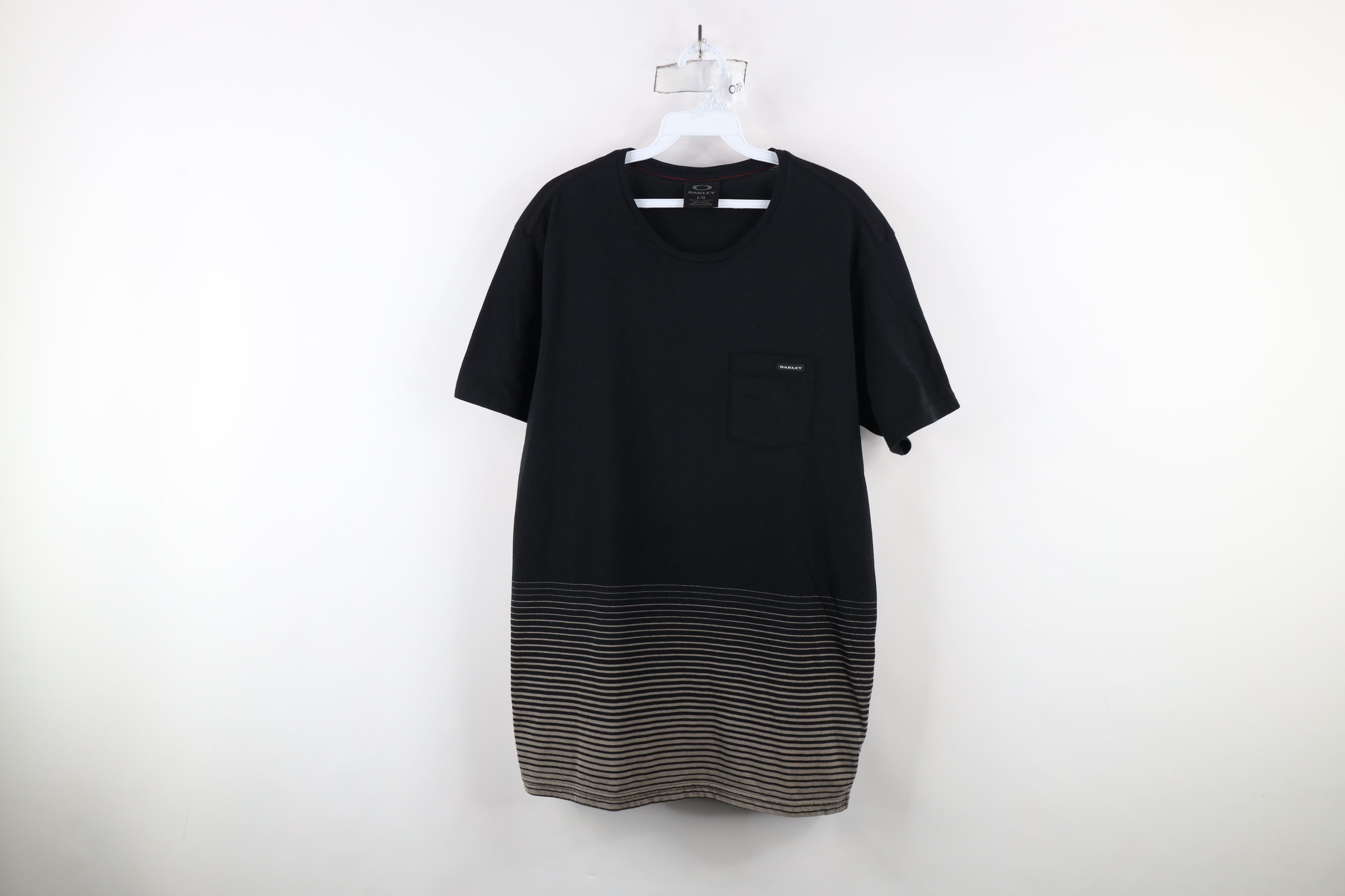 Oakley × Vintage Vintage Y2K Oakley Spell Out Short Sleeve Pocket T-Shirt Size US L / EU 52-54 / 3 - 1 Thumbnail