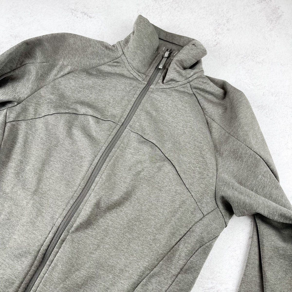 Arc'teryx Arc’teryx 2015 Taupe Gray Zip Up Lightweight Sweater Women’s Size S / US 4 / IT 40 - 3 Thumbnail