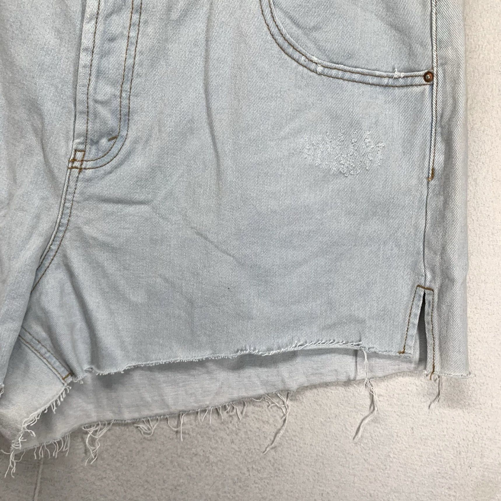 Vintage WILD FABLE Women's Cut-Off Shorts Super High Rise Light Blue Size 17 Denim 90s Retro Size 38" / US 16 / IT 52 - 5 Thumbnail
