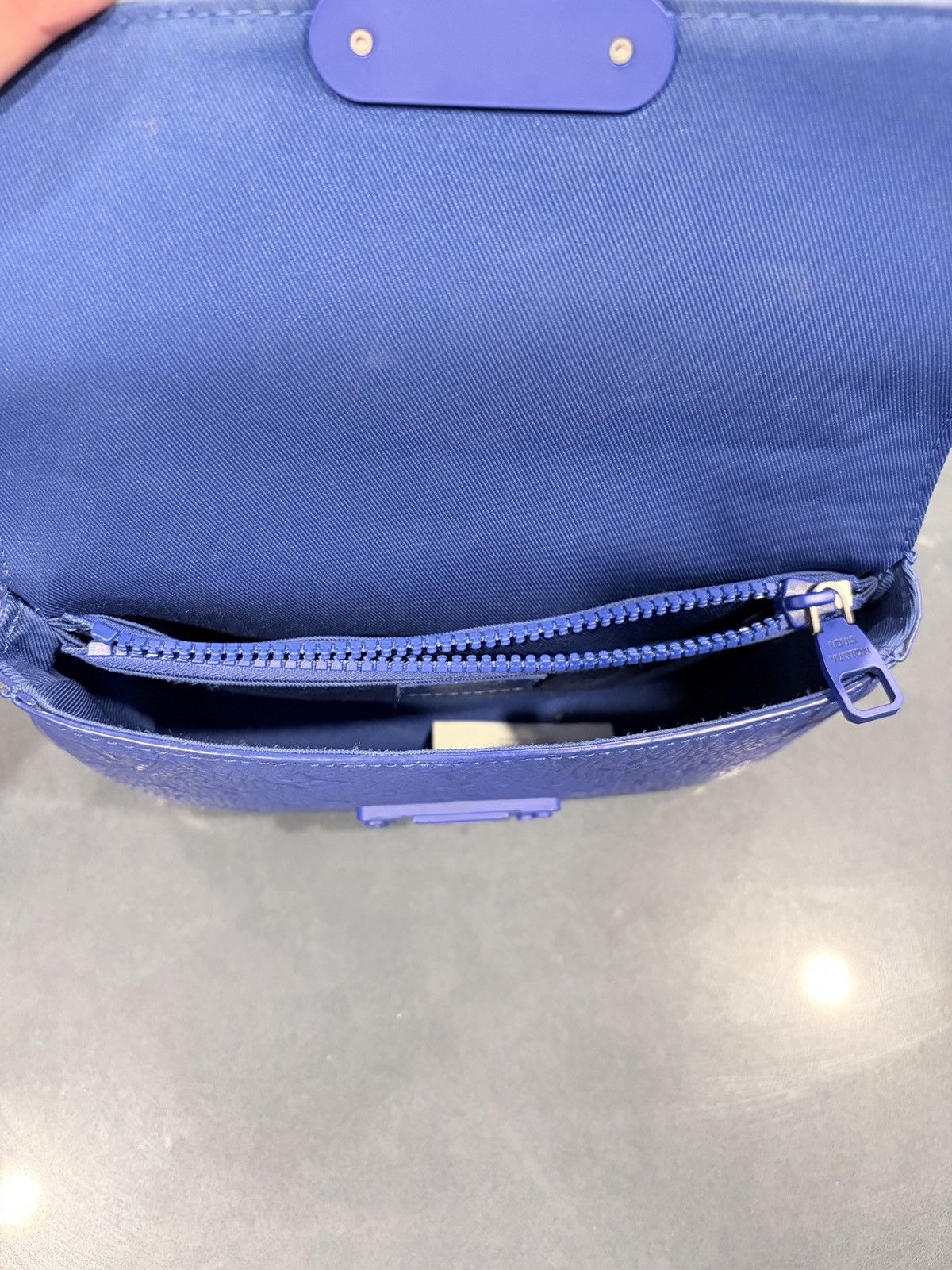 Louis Vuitton Louis Vuitton S Lock Sling Bag Monogram Taurillon Leather Size ONE SIZE - 5 Thumbnail