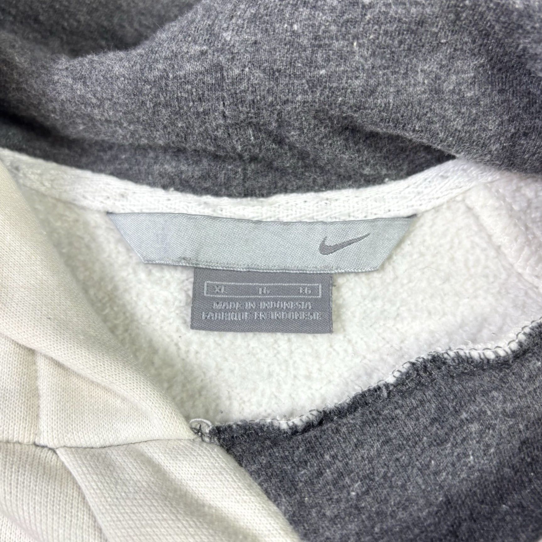 Nike VINTAGE Nike Hoodie White Pullover Embroidered Swosh Silver 90s Y2K Adult XL Mens Pullover Hooded Fleece Sweatshirt Gym & Training OO Size US XL / EU 56 / 4 - 5 Thumbnail
