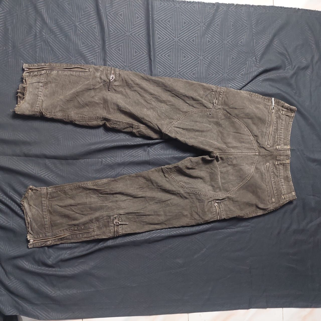 RIPVANWINKLE Ripvanwinkle multi zipper cargo pants Size US 32 / EU 48 - 2 Thumbnail