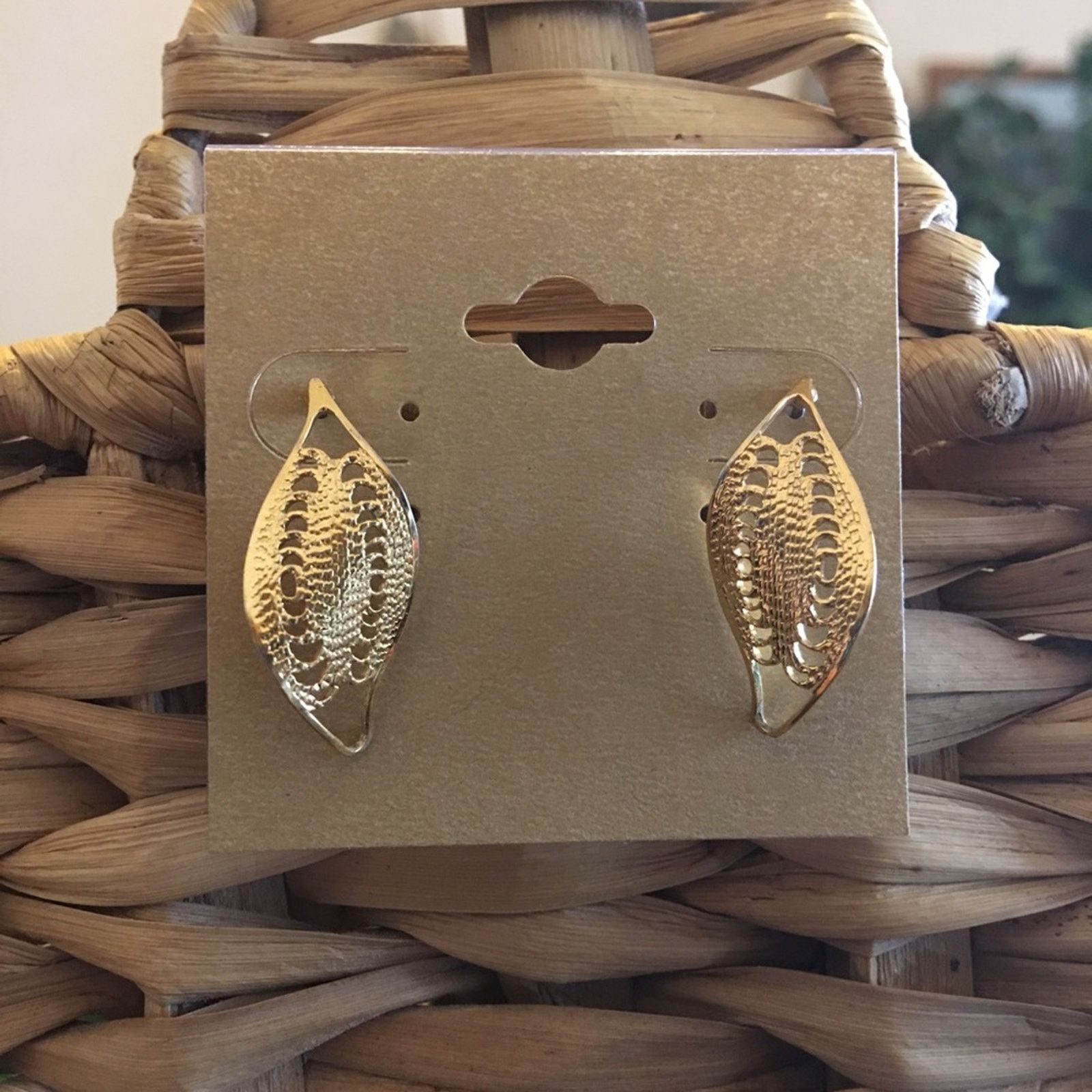 Vintage Vintage gold tone curved leaf pierced earrings Size ONE SIZE - 1 Thumbnail