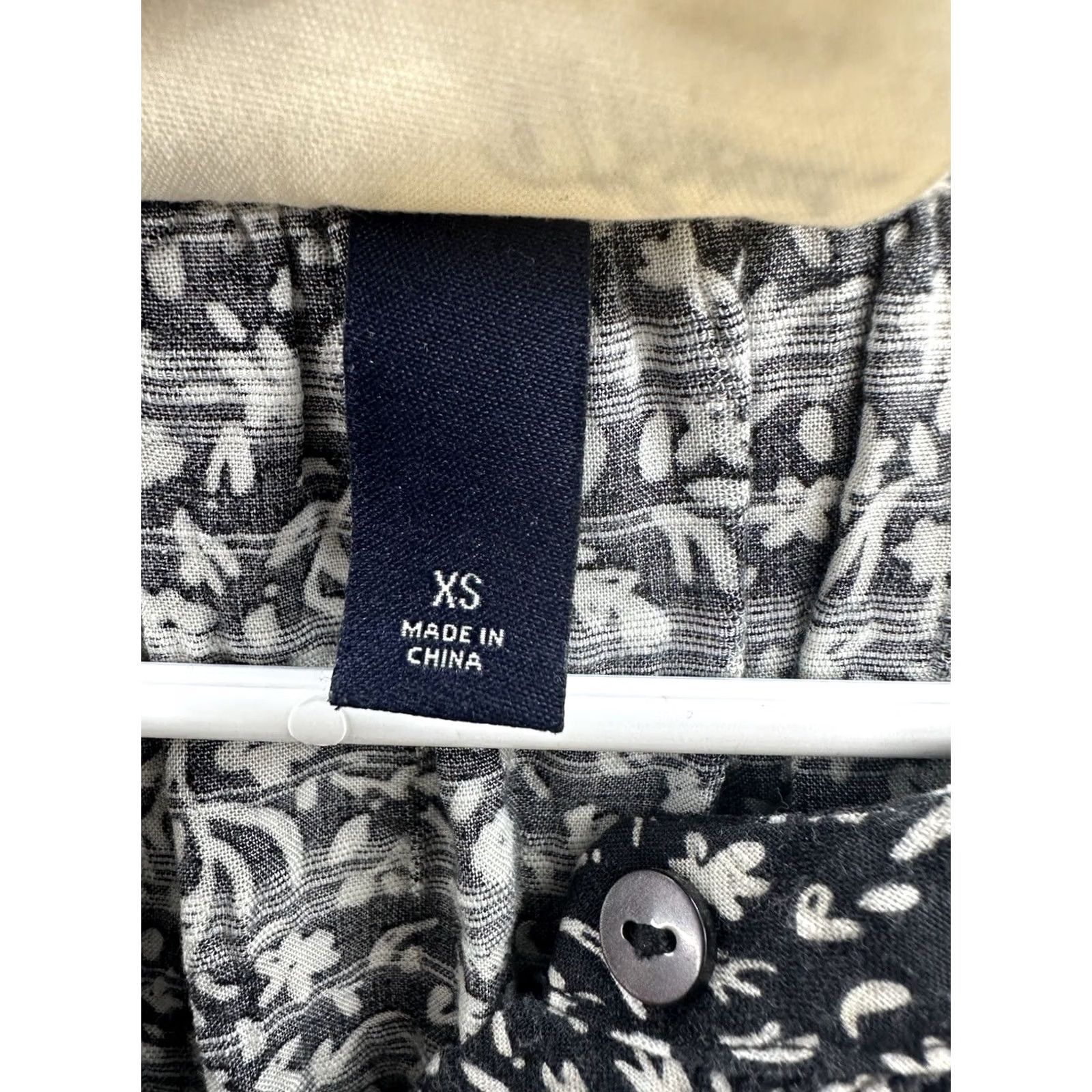 Vintage VINTAGE? No — Universal Thread Black Floral Button-Up Long Sleeve Blouse XS Women’s Shirt Size XS / US 0-2 / IT 36-38 - 5 Thumbnail