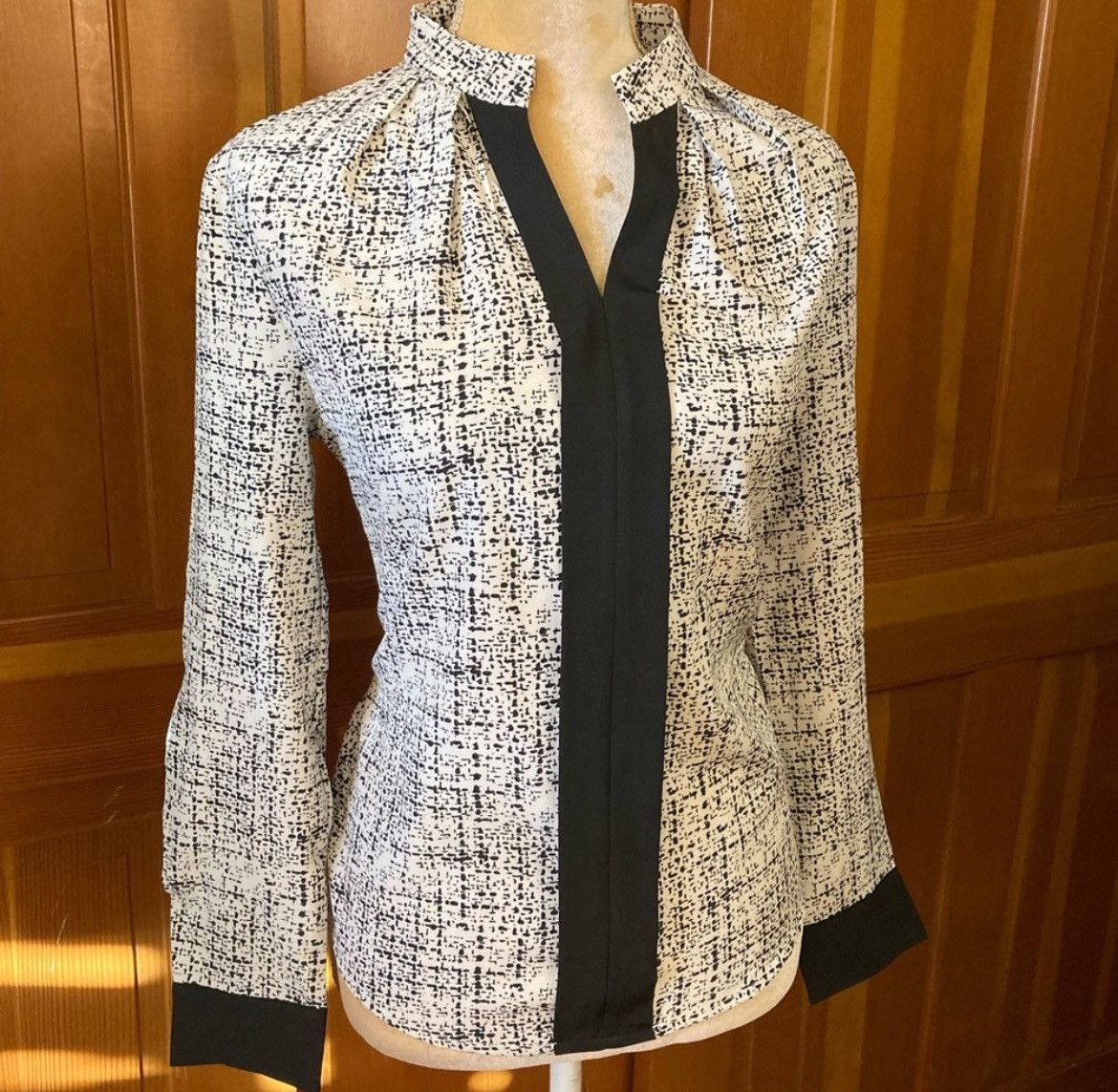 Designer × Other Nwt, Lavishly Paris Women’s Notched Blouse Size M / US 6-8 / IT 42-44 - 2 Thumbnail