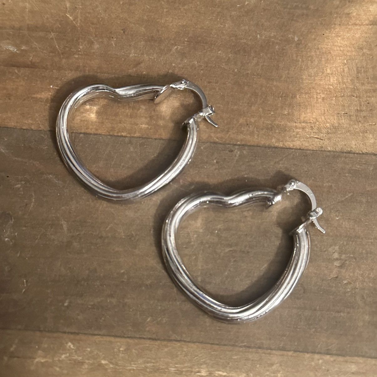 Other Silver tone heart hoop earrings Size ONE SIZE - 5 Thumbnail