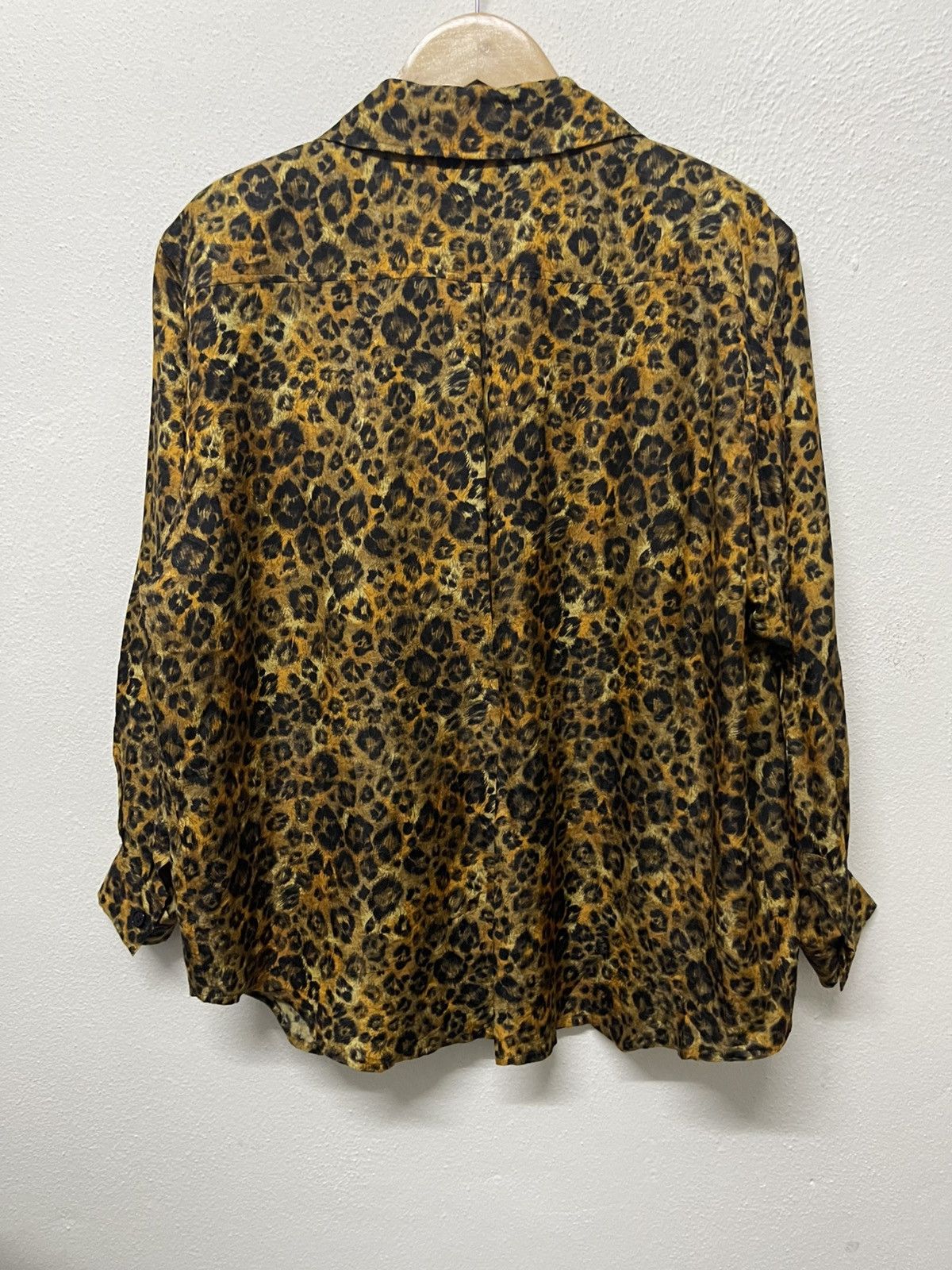 Yves Saint Laurent 1990s YVES SAINT LAURENT LEOPARD OPEN COLLAR FEMININE BLOUSE Size M / US 6-8 / IT 42-44 - 2 Thumbnail