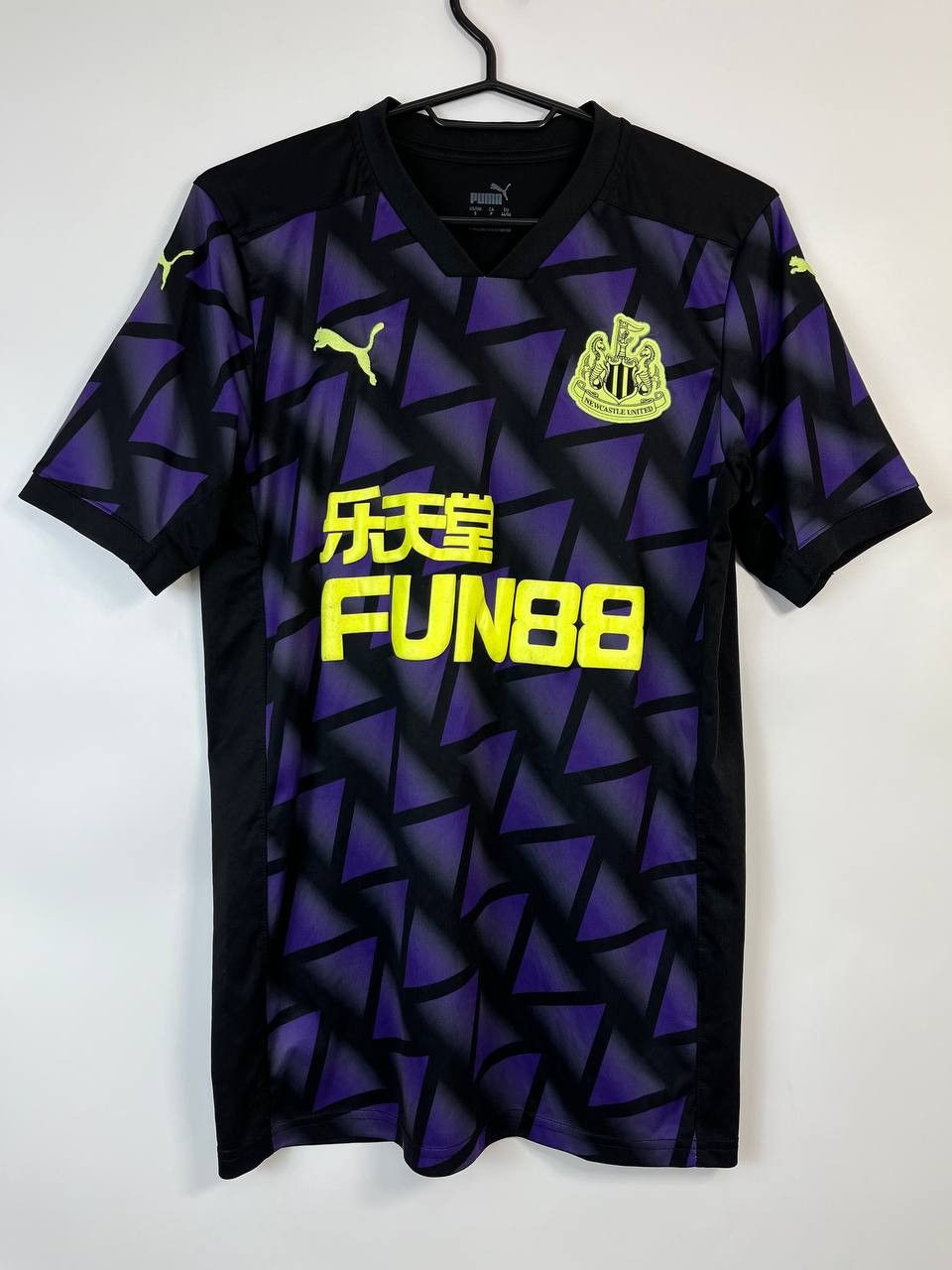 Puma NEWCASTLE UNITED 2021 THIRD FOOTBALL SHIRT JERSEY PUMA Sz S Size US S / EU 44-46 / 1 - 1 Thumbnail
