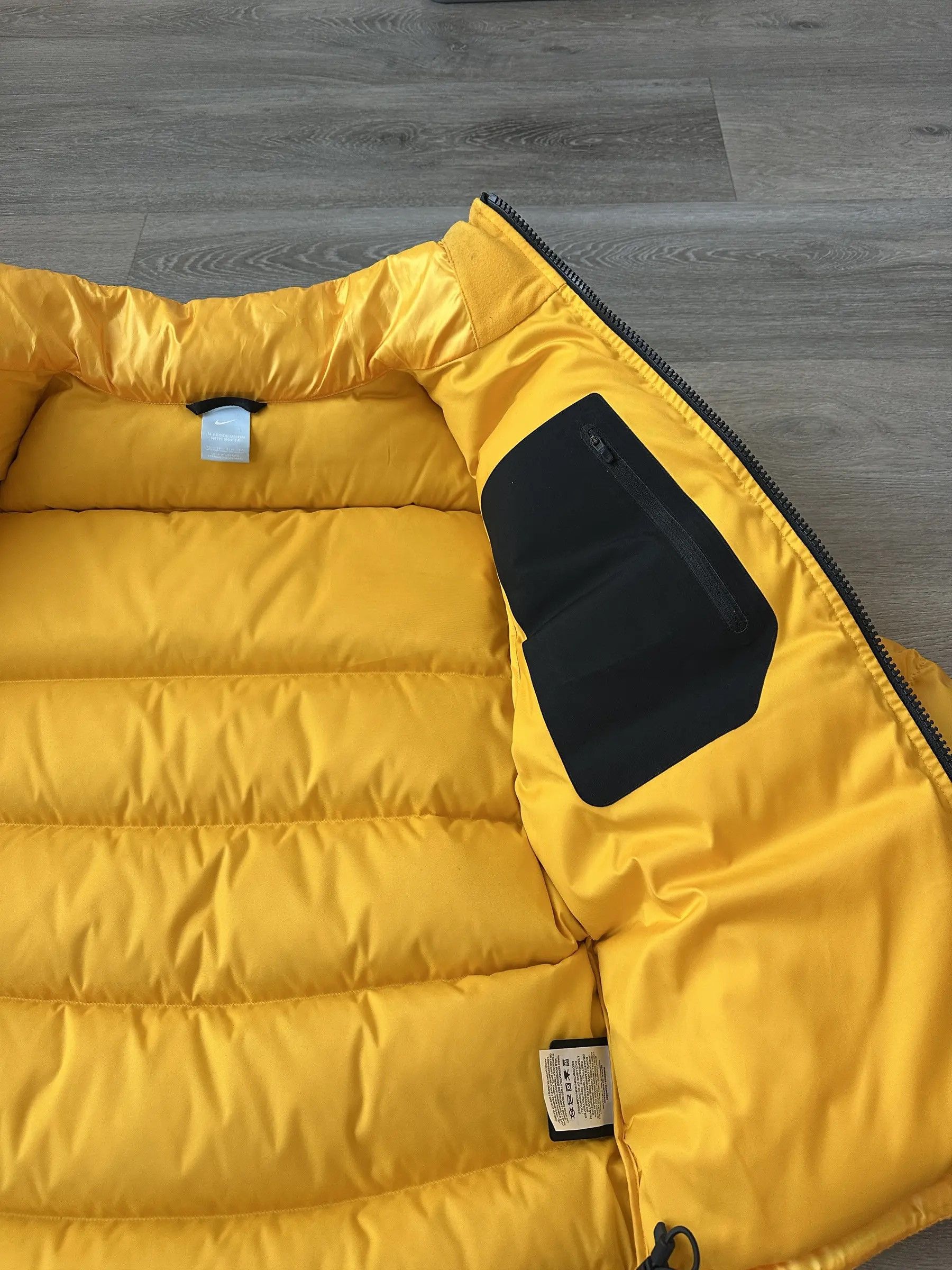 NOCTA Nike × NOCTA NRG AU Puffer Jacket 'University Gold' Size US XS / EU 42 / 0 - 5 Thumbnail