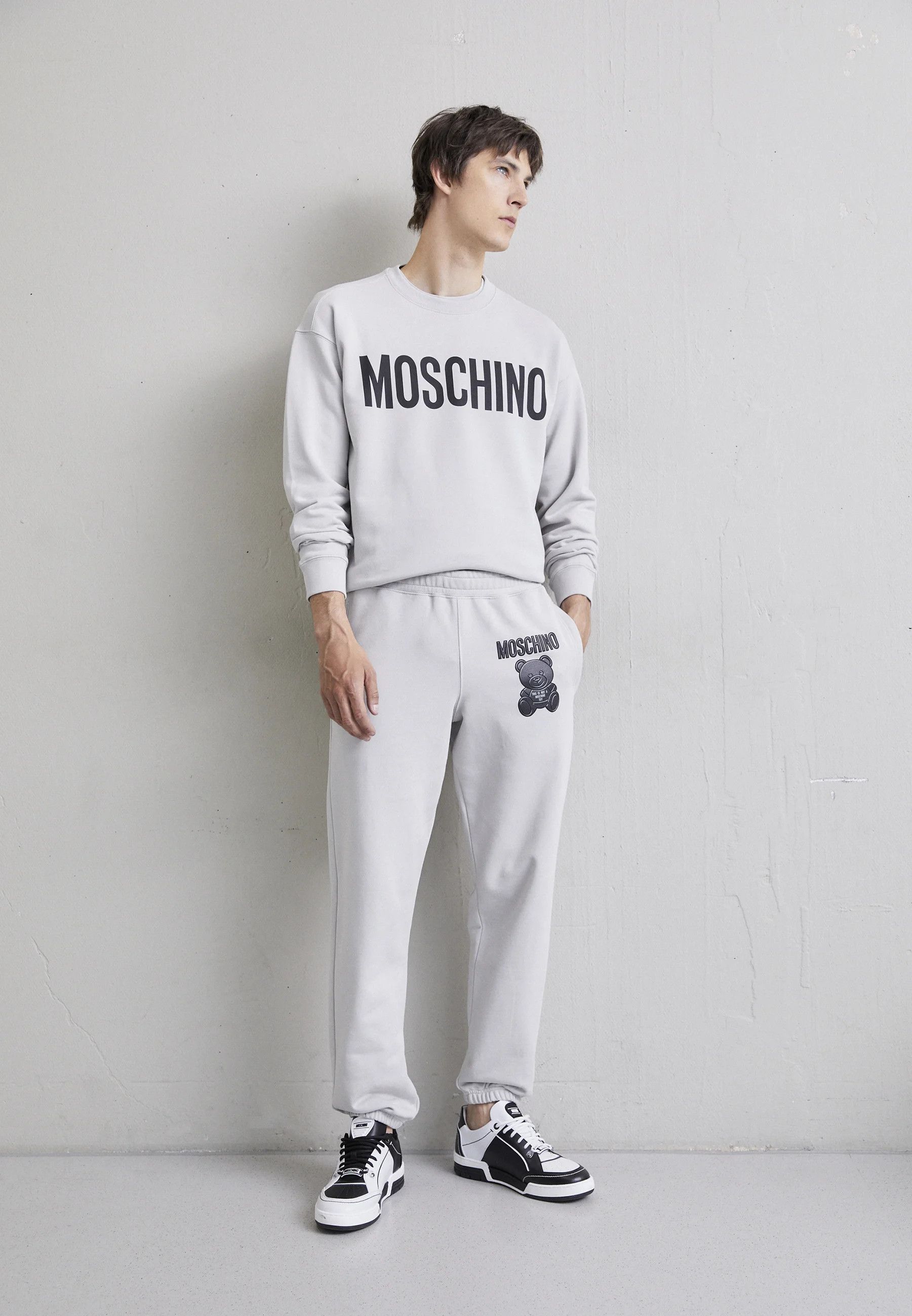 Moschino o1y0225 Logo Jogger & Sweatpant in Light Grey Size US 32 / EU 48 - 4 Thumbnail