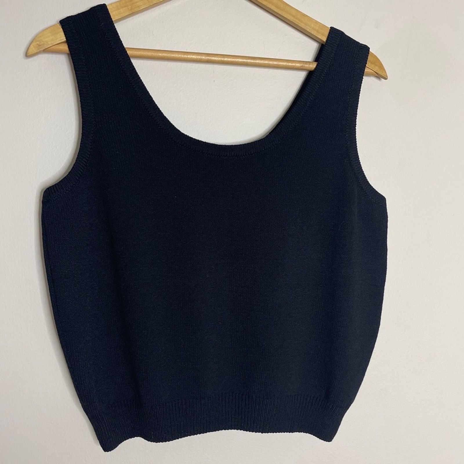 St. John St. John Basics Santana Knit Sleeveless Scoop Neck Sweater Size M / US 6-8 / IT 42-44 - 1 Thumbnail