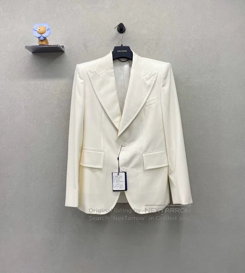 Louis Vuitton Louis Vuitton Beige apricot suit Size 48R - 2 Thumbnail