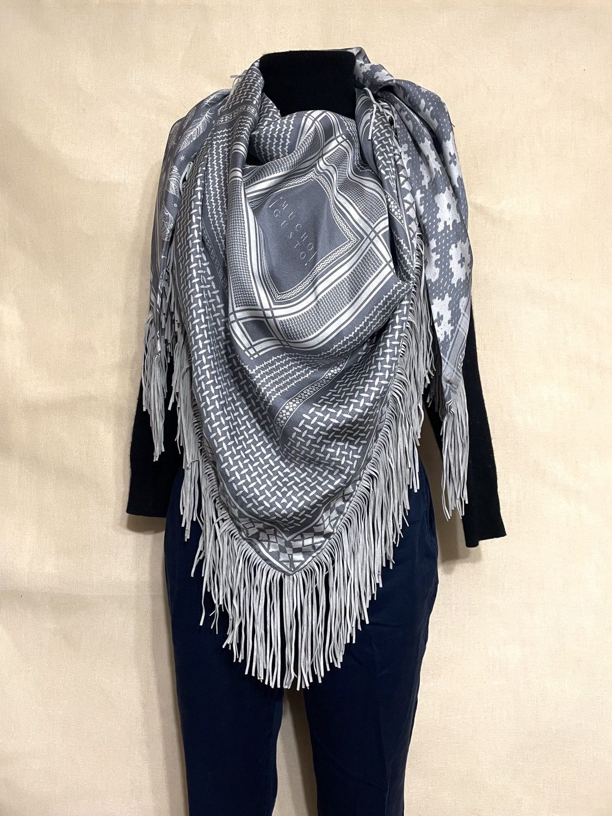 Vintage Mucho Gusto grey geometric silk scarf Size ONE SIZE - 3 Thumbnail