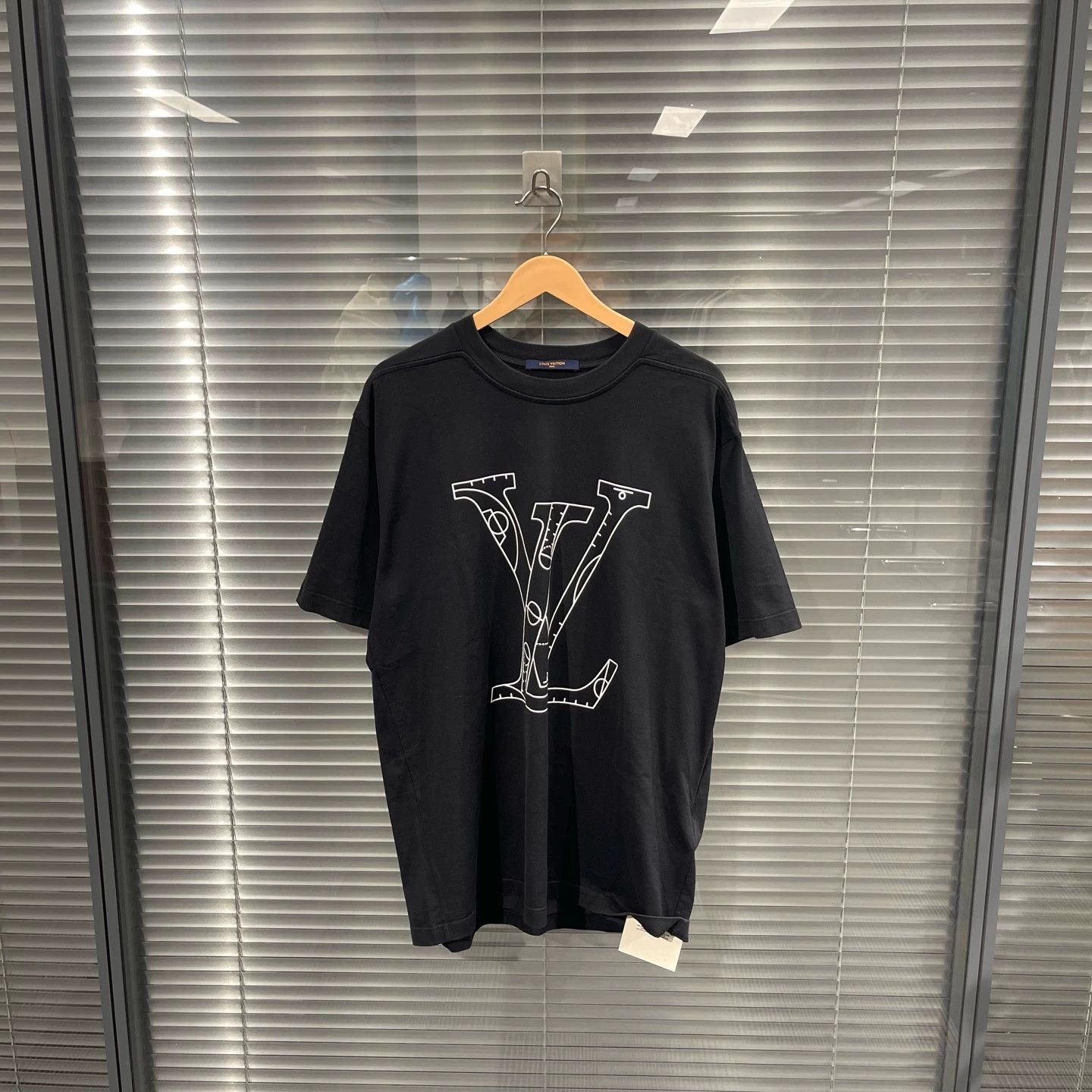 Louis Vuitton Louis Vuitton x NBA Bball Print Short Sleeve XL 99 New Size US XL / EU 56 / 4 - 1 Thumbnail