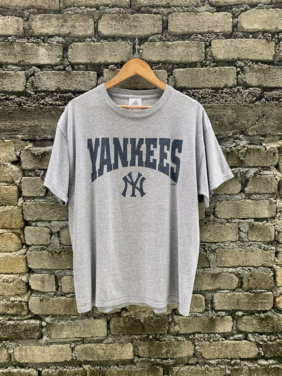 Adidas Vintage Adidas New York Yankees Tshirt Size US L / EU 52-54 / 3 - 13 Thumbnail