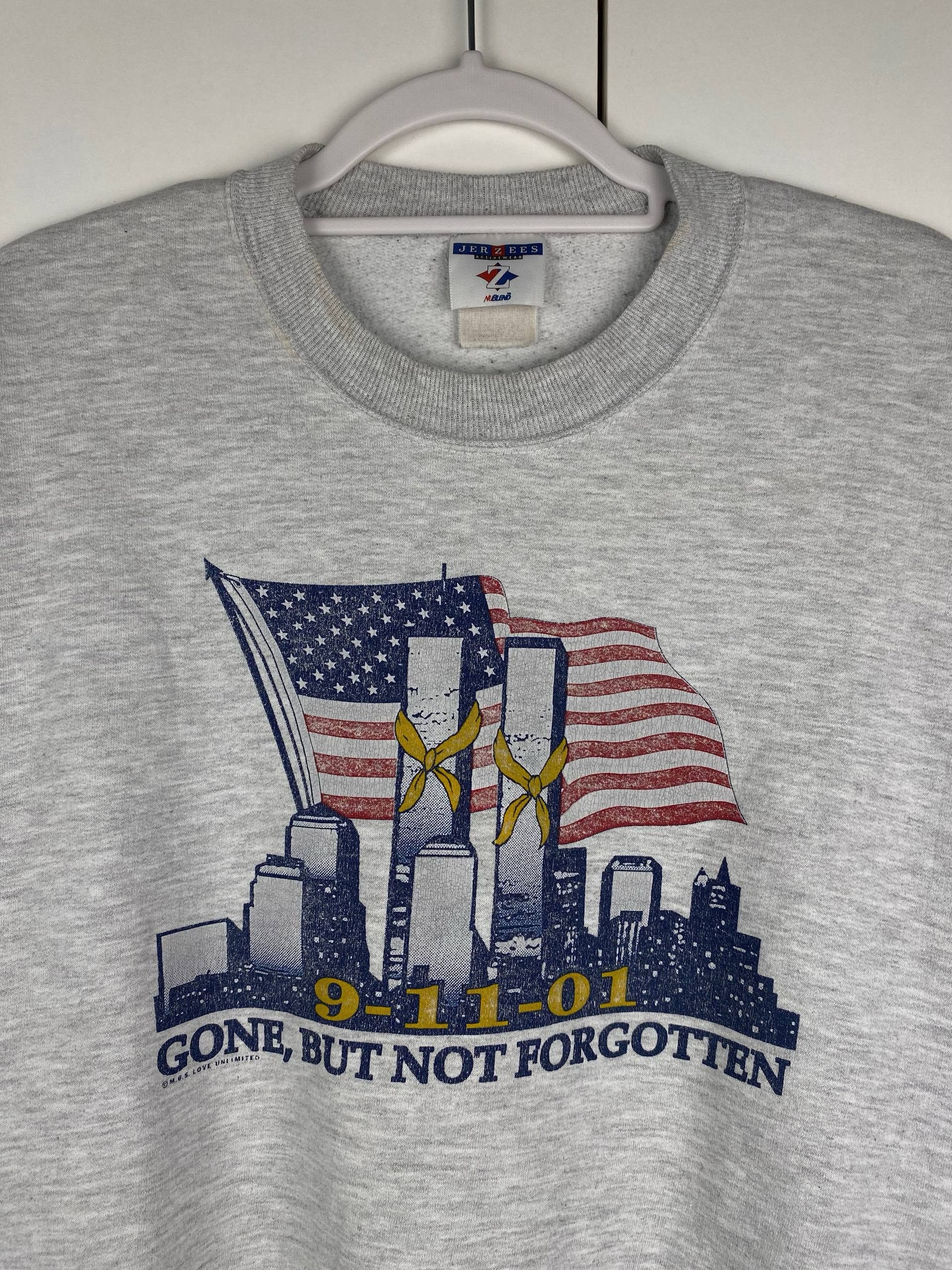 Jerzees Vintage Gone But Not Forgotten 9/11 2001 Memorium Sweatshirt Size US L / EU 52-54 / 3 - 2 Thumbnail