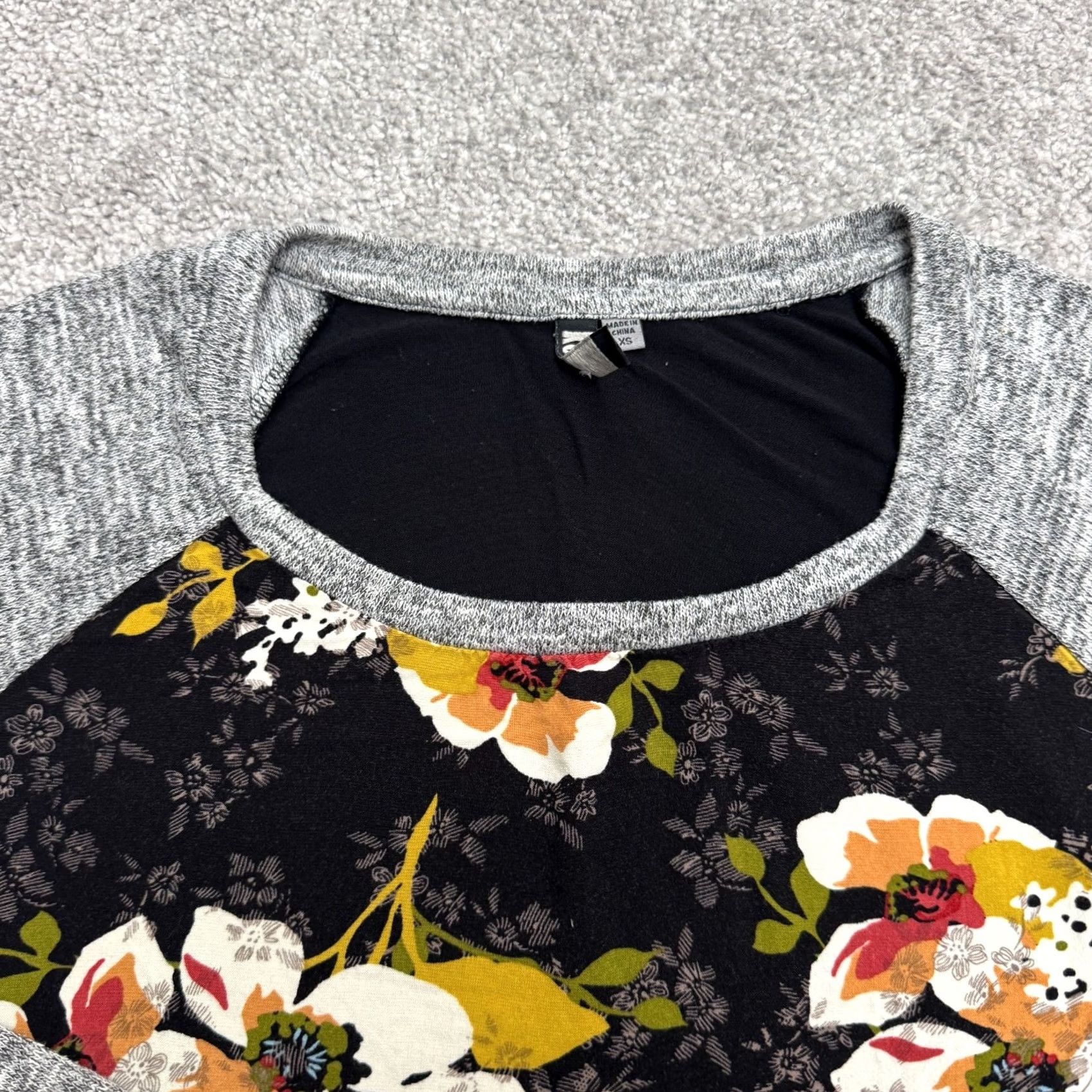 Vintage Kut From The Cloth Sweater womens XS Black Gray Floral Raglan Stretch Pullover Size XS / US 0-2 / IT 36-38 - 3 Thumbnail