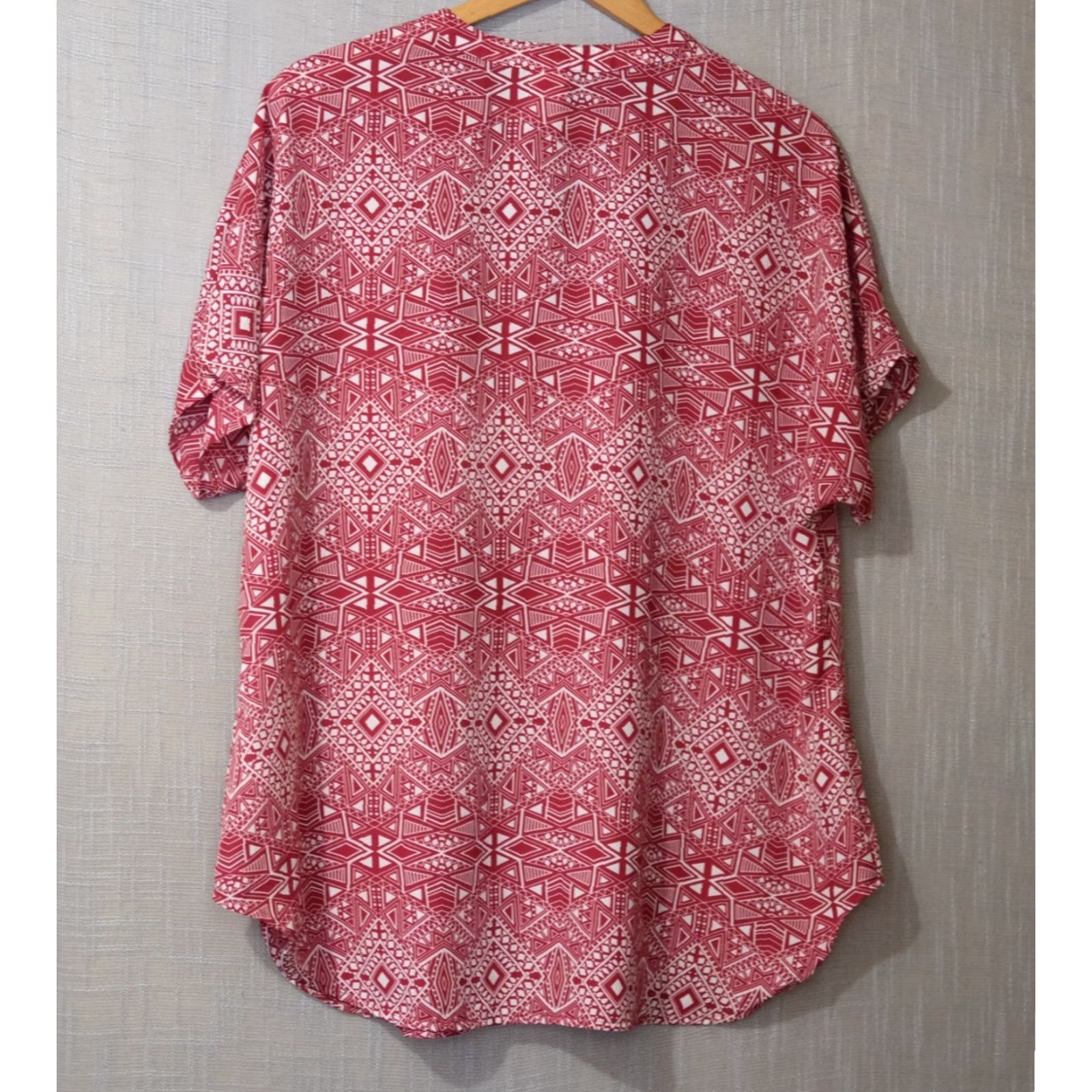 Faded Glory Faded Glory Shirt Tunic Womens 1X Deep Red/White Button Up Sheer Chiffon V-Neck Short Sleeve Geometric Lightweight Casual Workwear 1X Womens Size XL / US 12-14 / IT 48-50 - 4 Thumbnail