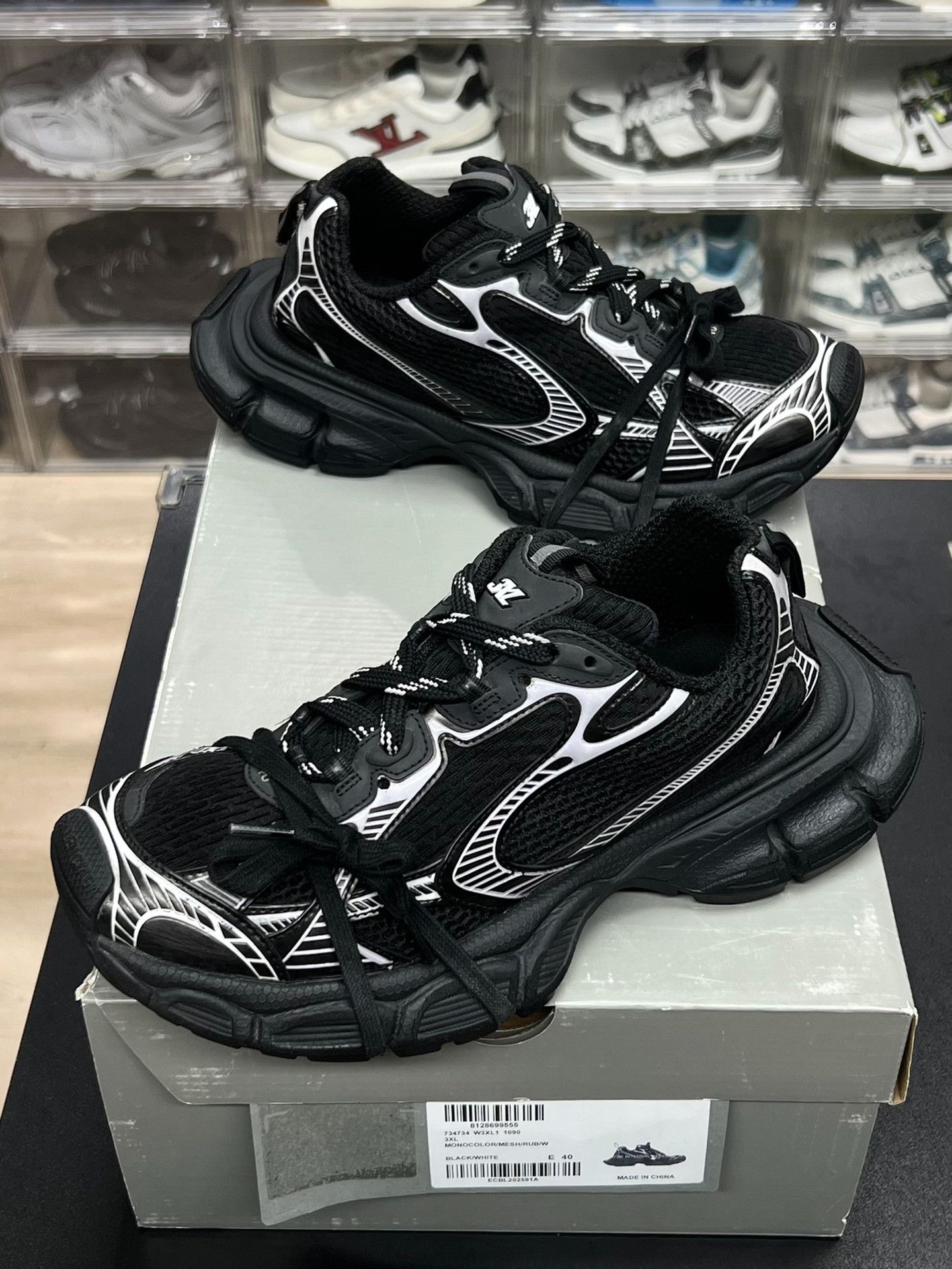 Balenciaga Balenciaga Silver Lowtop Sneakers 7 Men Size US 7 / EU 40 - 1 Thumbnail