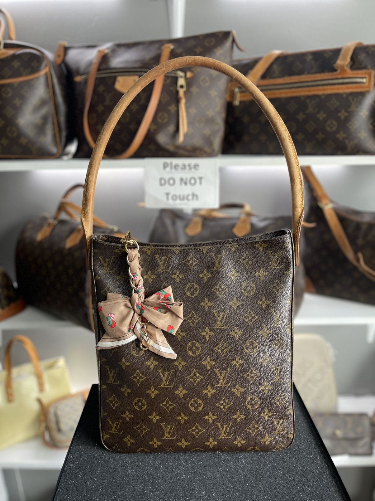 Louis Vuitton Louis Vuitton Looping Bag Size ONE SIZE - 1 Thumbnail