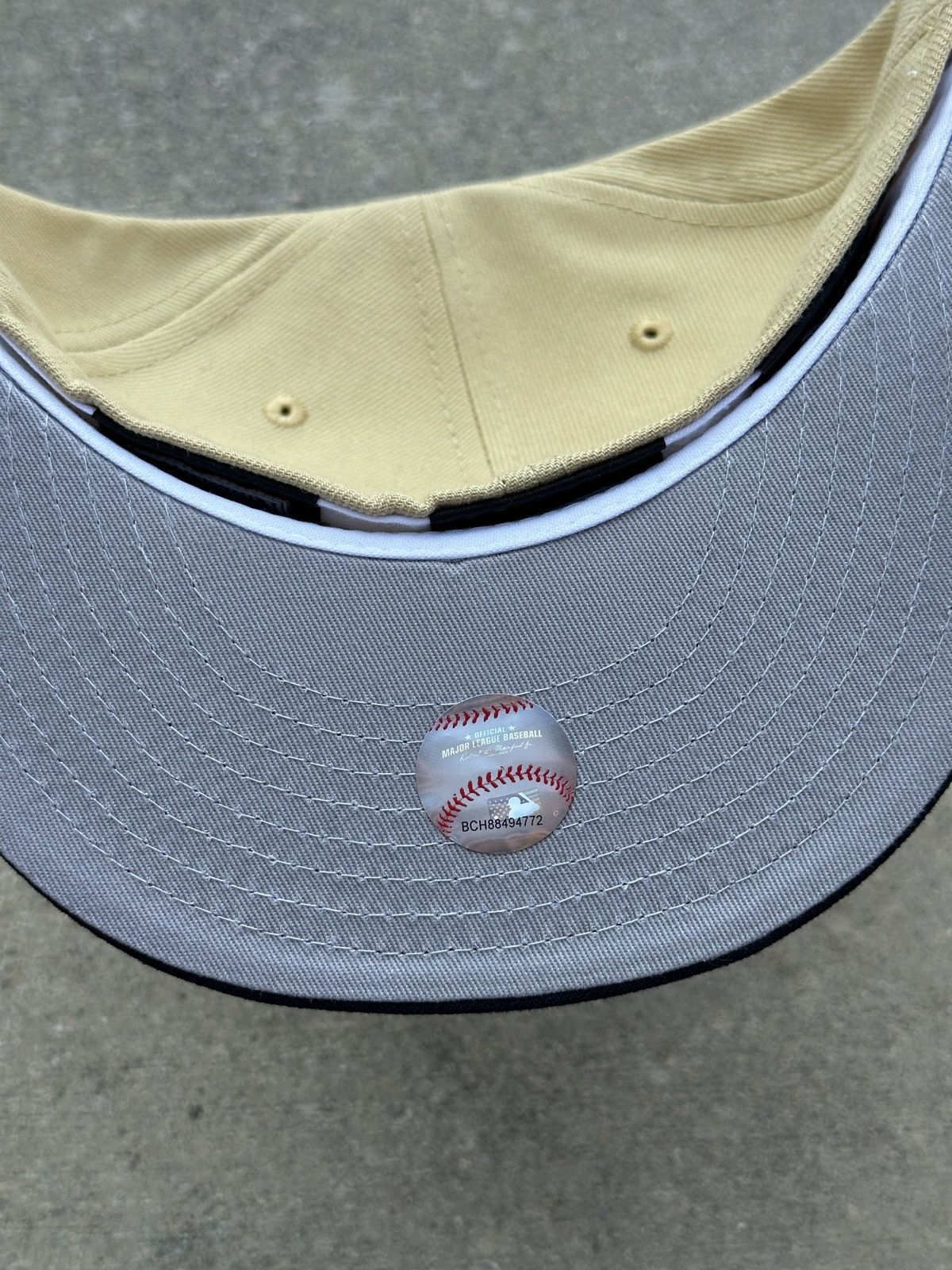 MLB × New Era Minnesota Twins Side Batty Vegas Gold Two Tone Fitted 7 1/4 Size ONE SIZE - 3 Thumbnail