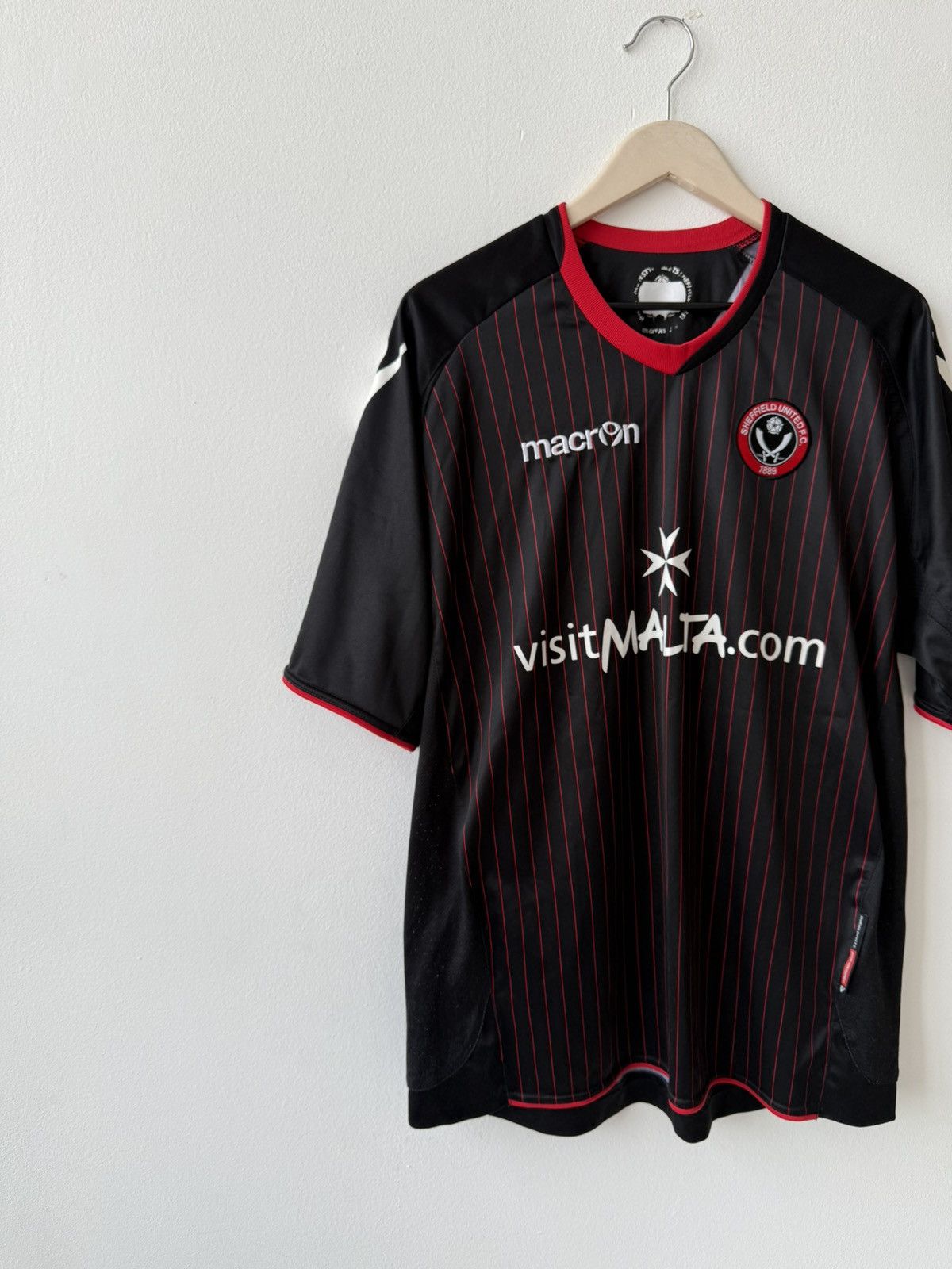 Macron × Vintage Macron Sheffield United 2010/2011 Away Jersey Size US L / EU 52-54 / 3 - 5 Thumbnail