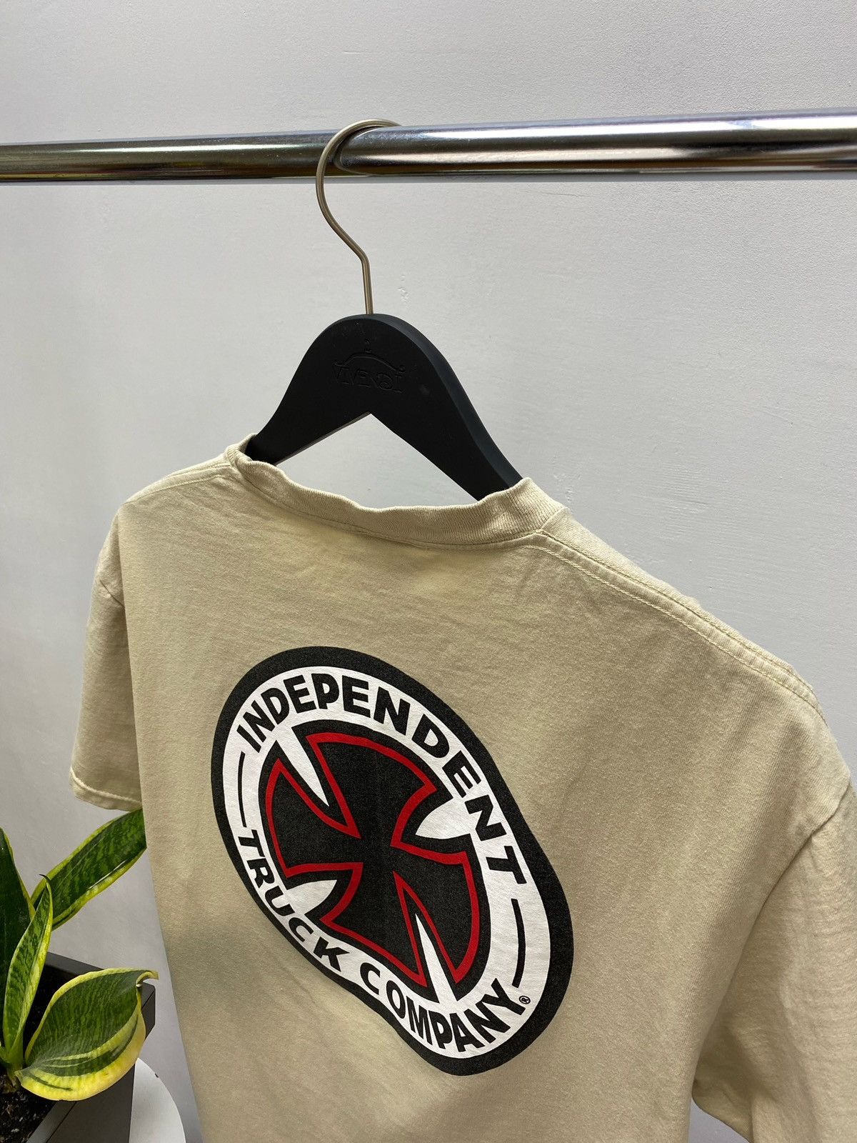 Alien Workshop × Independent Truck Co. × Vintage Vintage Independent Truck Company Logo Tee Size US L / EU 52-54 / 3 - 20 Thumbnail
