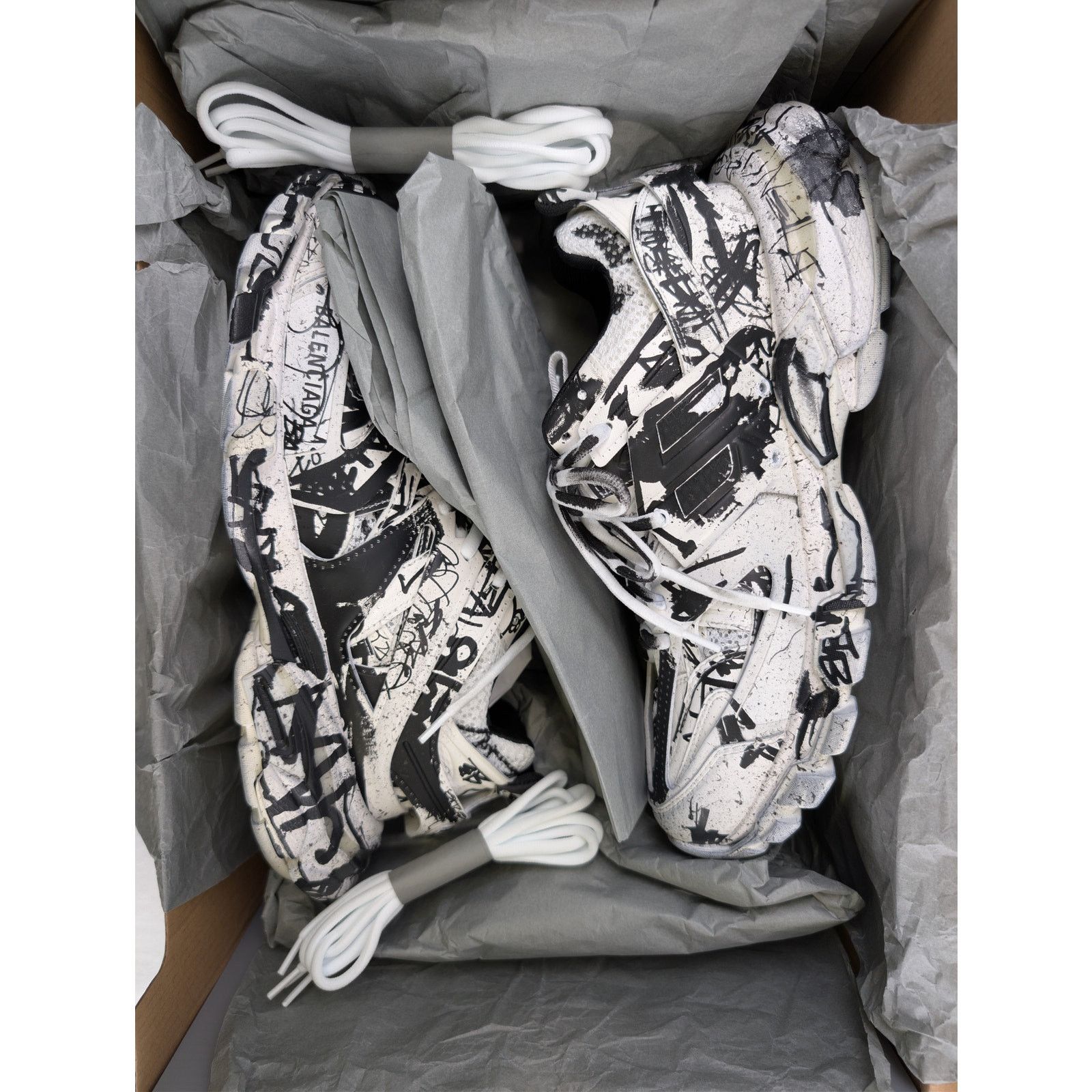 Balenciaga o1rshd1 Graffiti/Dirty/w Track Sneakers in White/Black Size US 8 / EU 41 - 16 Thumbnail