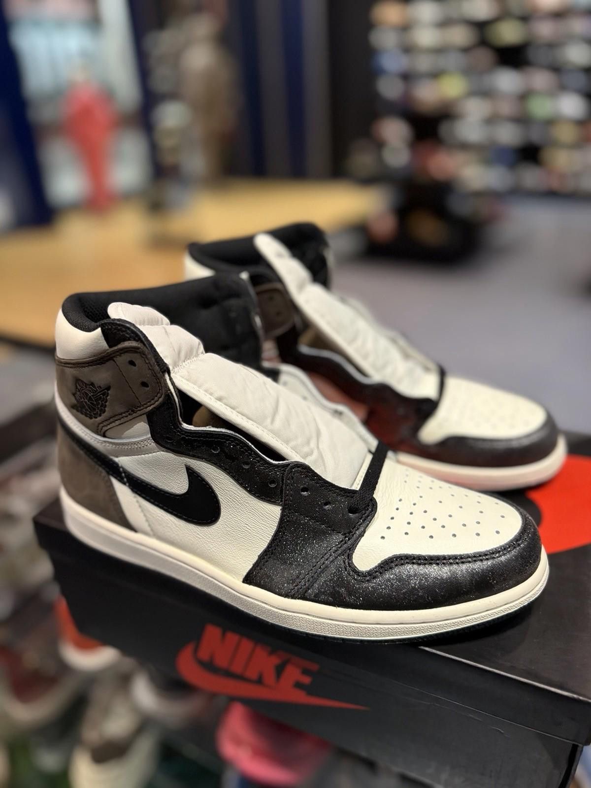 Jordan Brand Size 10.5 - Jordan 1 Retro OG High Dark Mocha (555088 105) Size US 10.5 / EU 43-44 - 5 Thumbnail