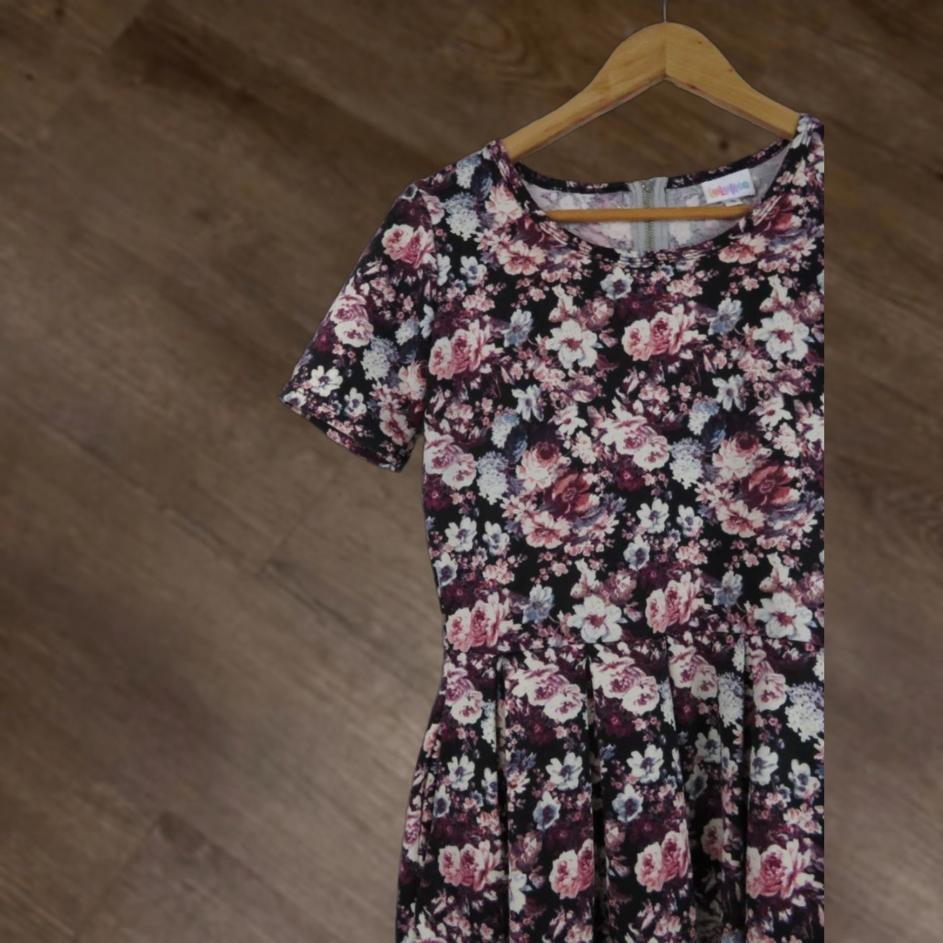Vintage VINTAGE LuLaRoe Rose Floral Amelia Dress Small Unicorn Fit & Flare Zip Pleated Knee Length A-Line Womens Dress Green? Size S / US 4 / IT 40 - 1 Thumbnail