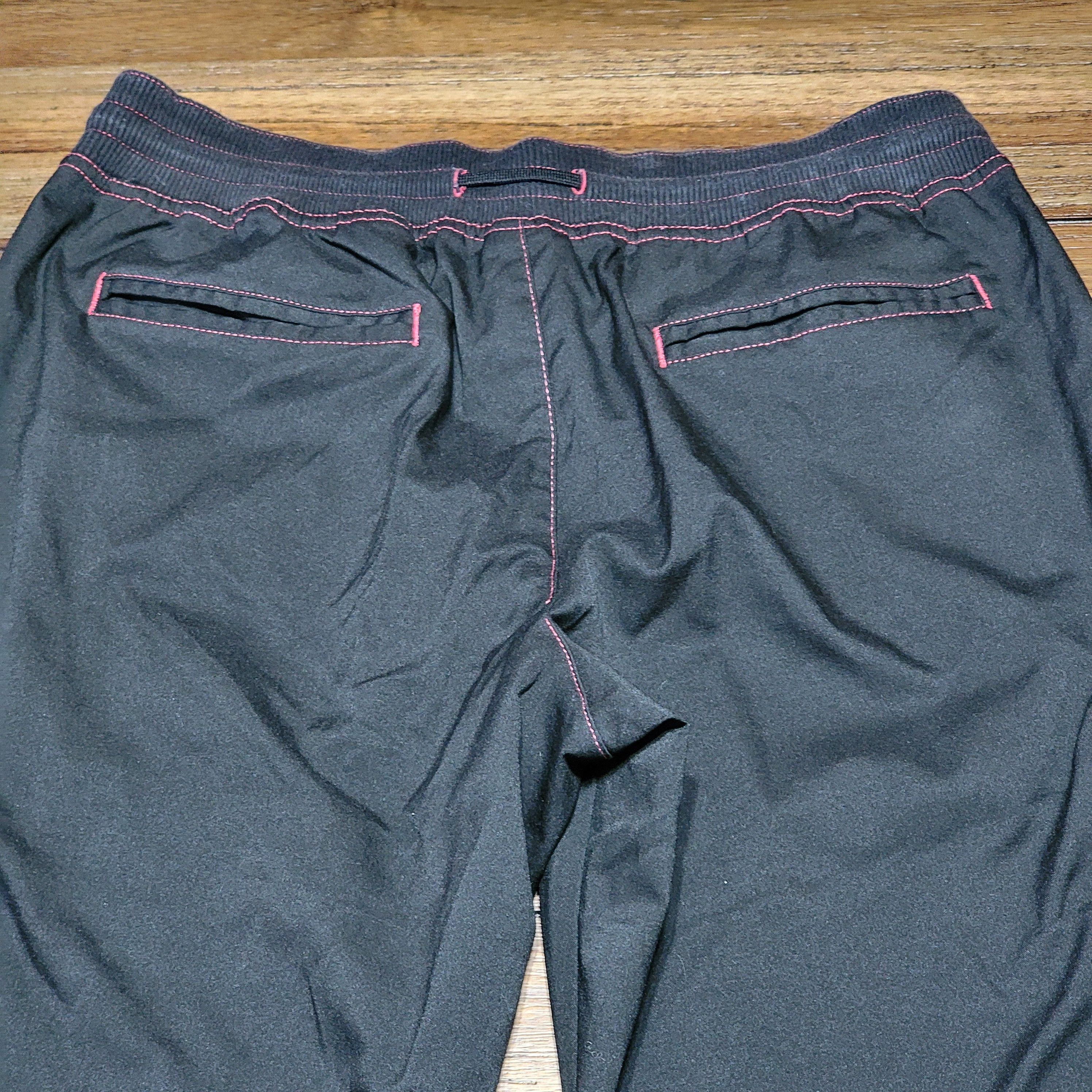 Other BCG Black w/ Pink Trim Capri Pants - Size Small Size 28" / US 6 / IT 42 - 4 Thumbnail