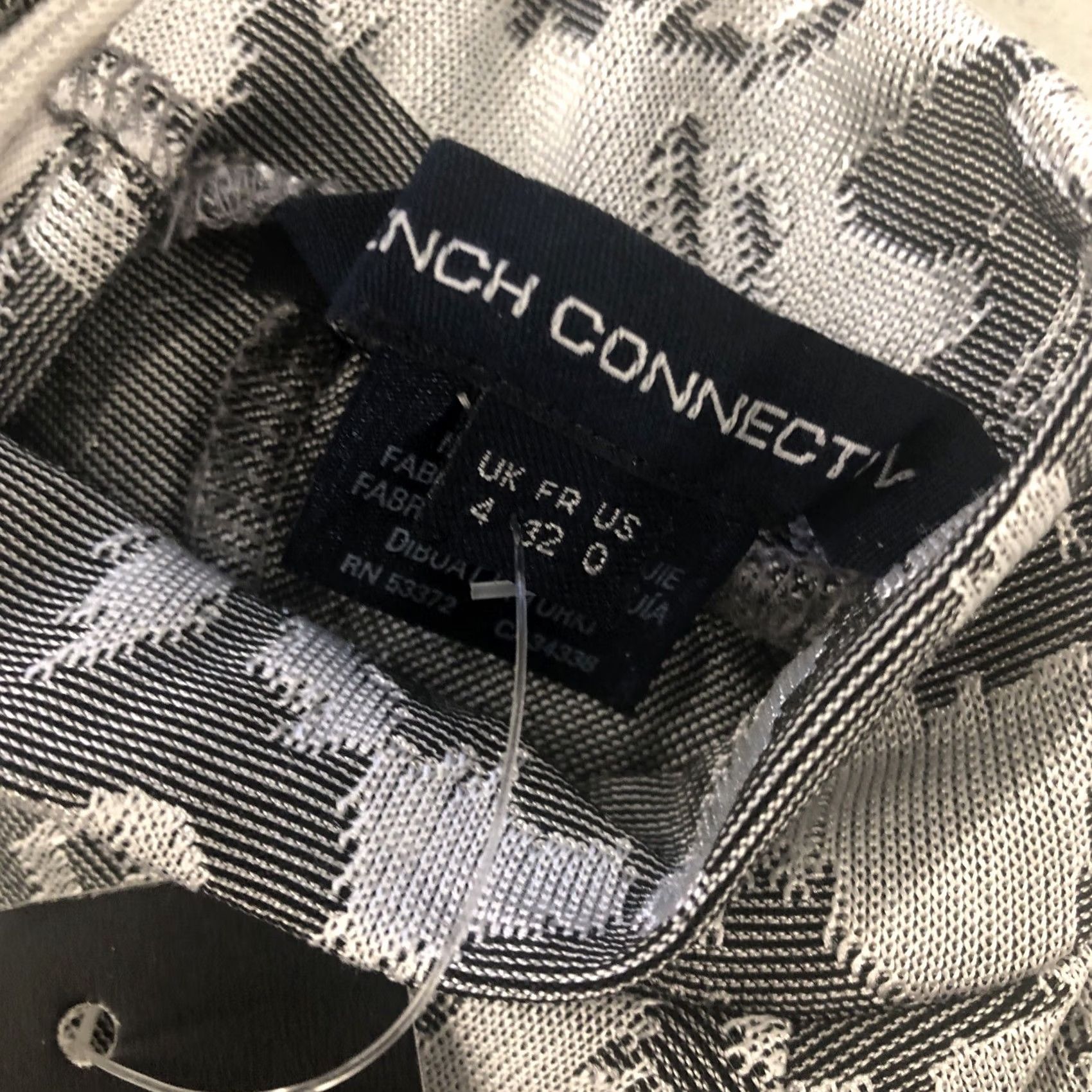 French Connection FRENCH CONNECTION Cocktail Dress Silver Confetti Size 0 Short Sleeve V-Neck Back Zipper Women's Party Mini Dress Size XS / US 0-2 / IT 36-38 - 2 Thumbnail