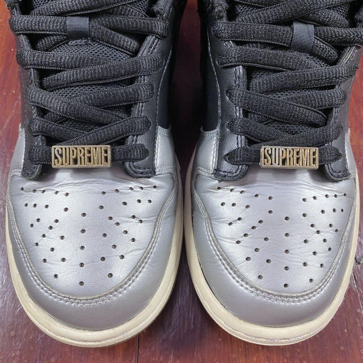Nike SB Dunk Low Supreme Jewel Swoosh Silver 2019 Size US 8 / EU 41 - 6 Thumbnail