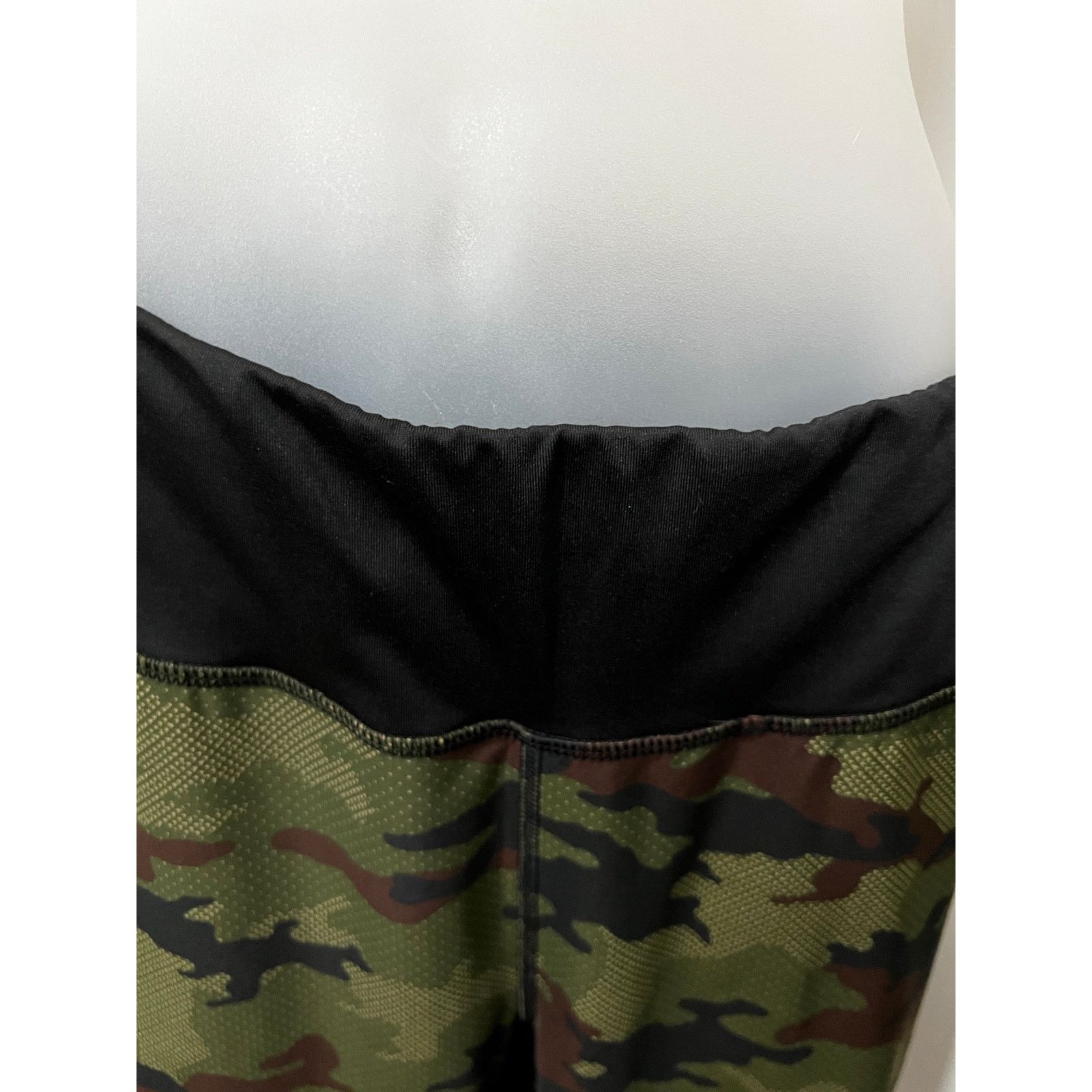 Athletic Works XXL 19" Printed Core Performance Capris Pants Camouflage Size 42" / US 20 - 9 Thumbnail