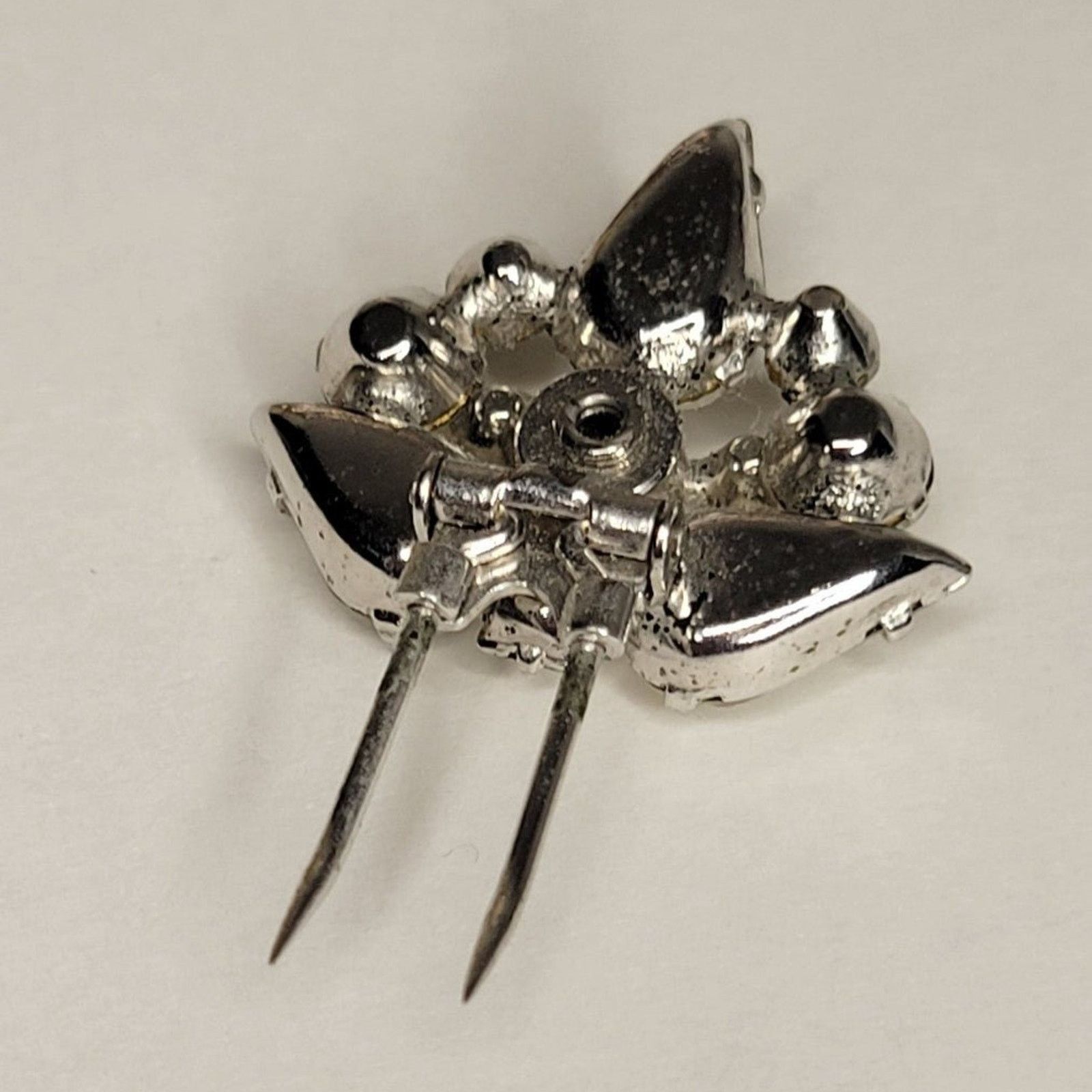 Pieces Uniques Vintage Glass Rhinestone Silver Tone Fur Clip Size ONE SIZE - 4 Thumbnail